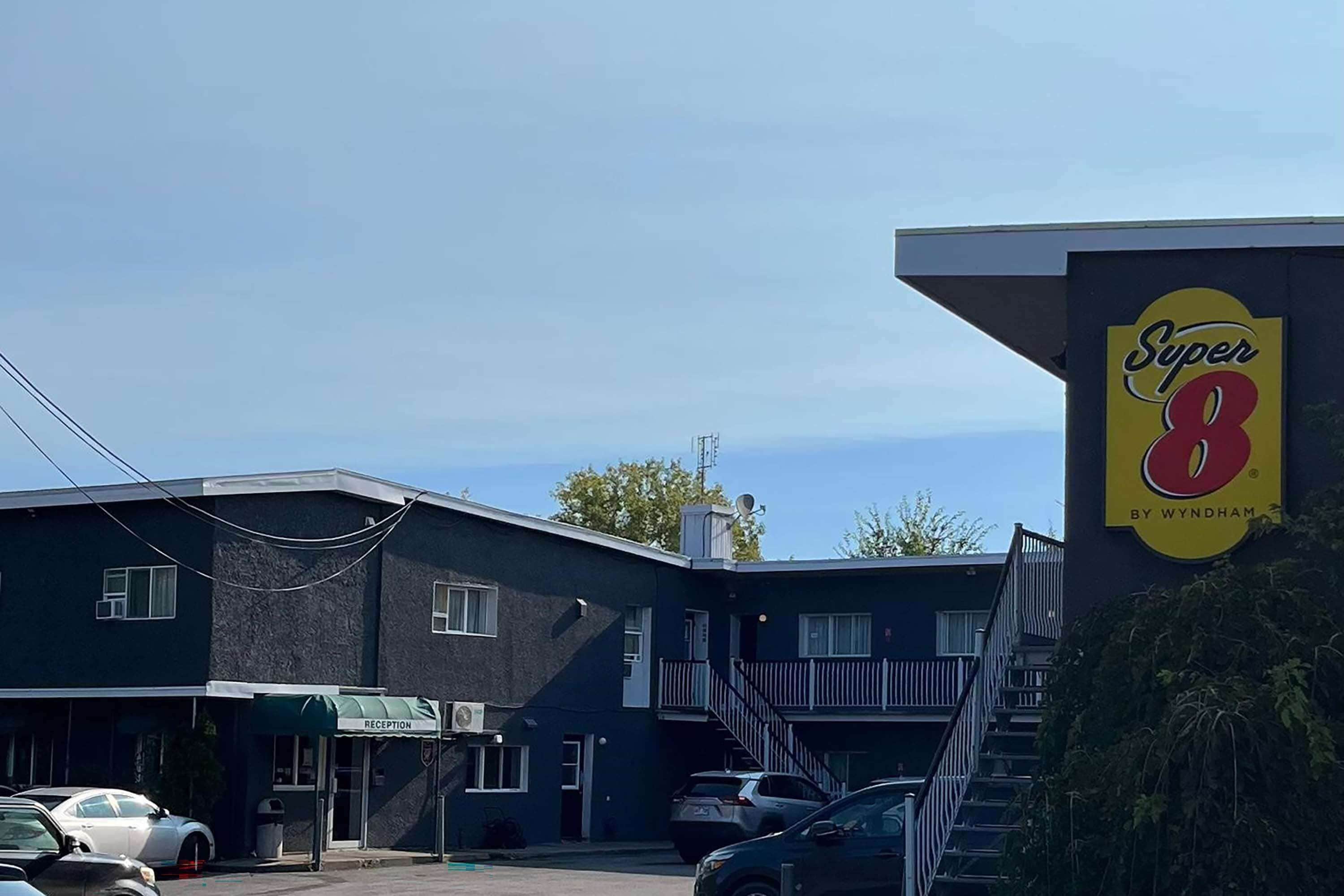 Super 8 by Wyndham Montreal