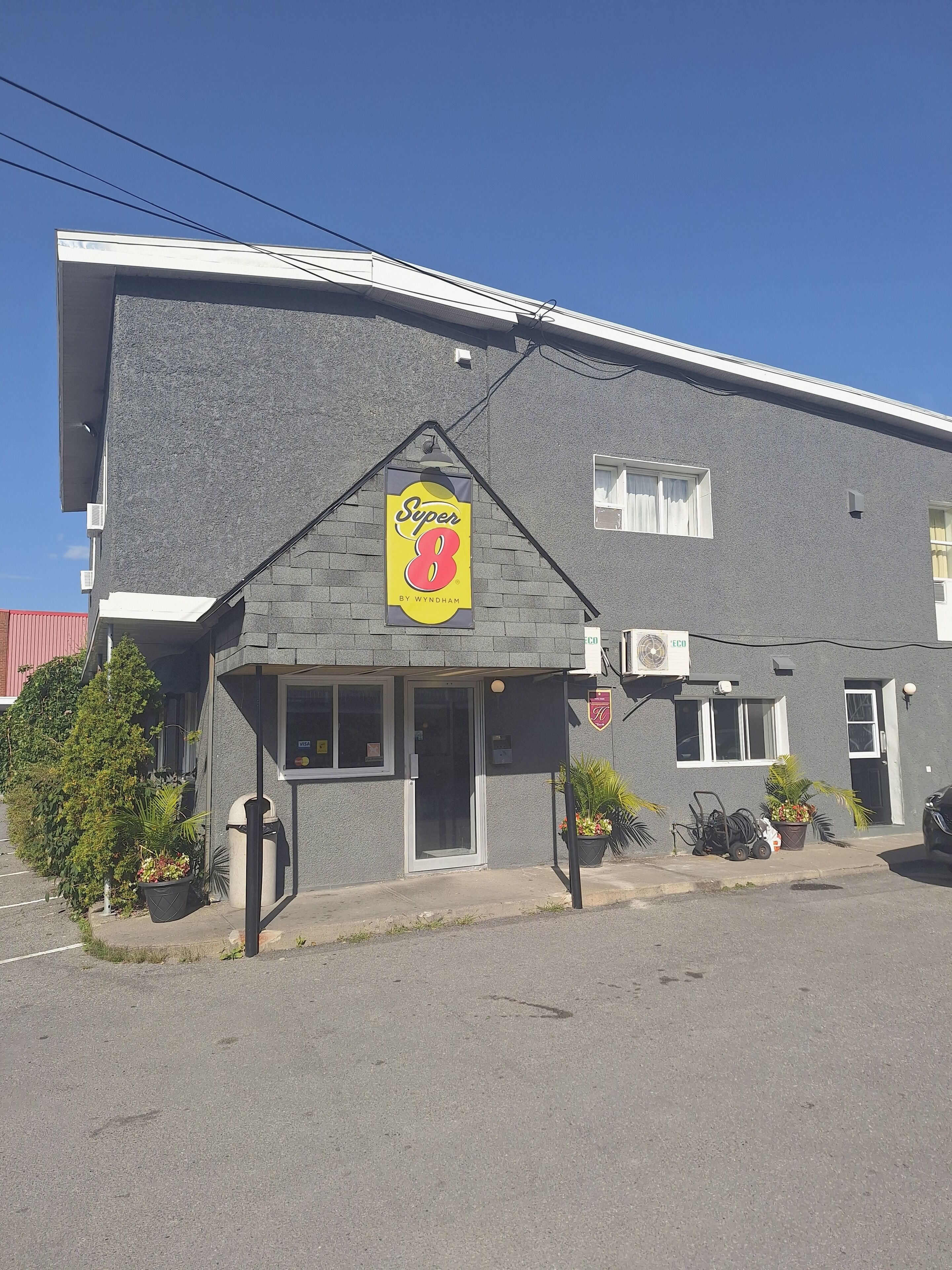 Super 8 by Wyndham Montreal