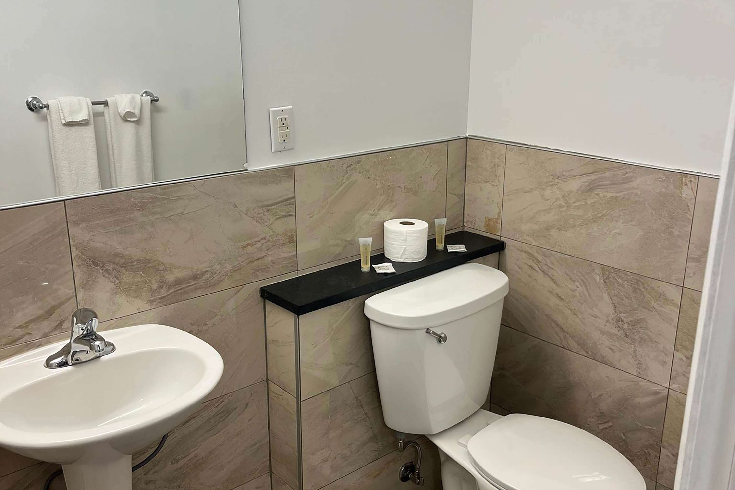 Super 8 by Wyndham Montreal