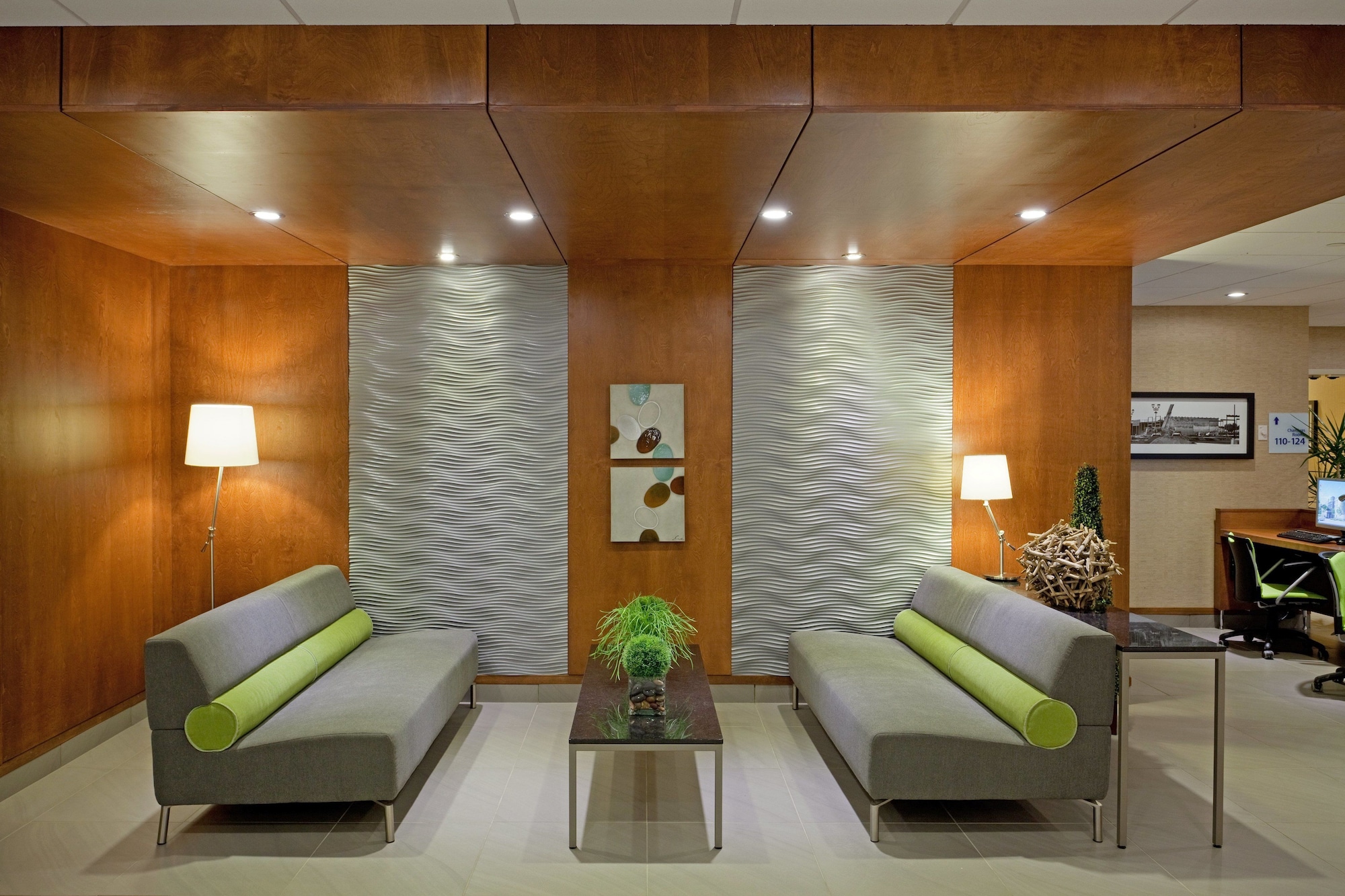 Holiday Inn Express Hotel & Suites Saint - Hyacinthe
