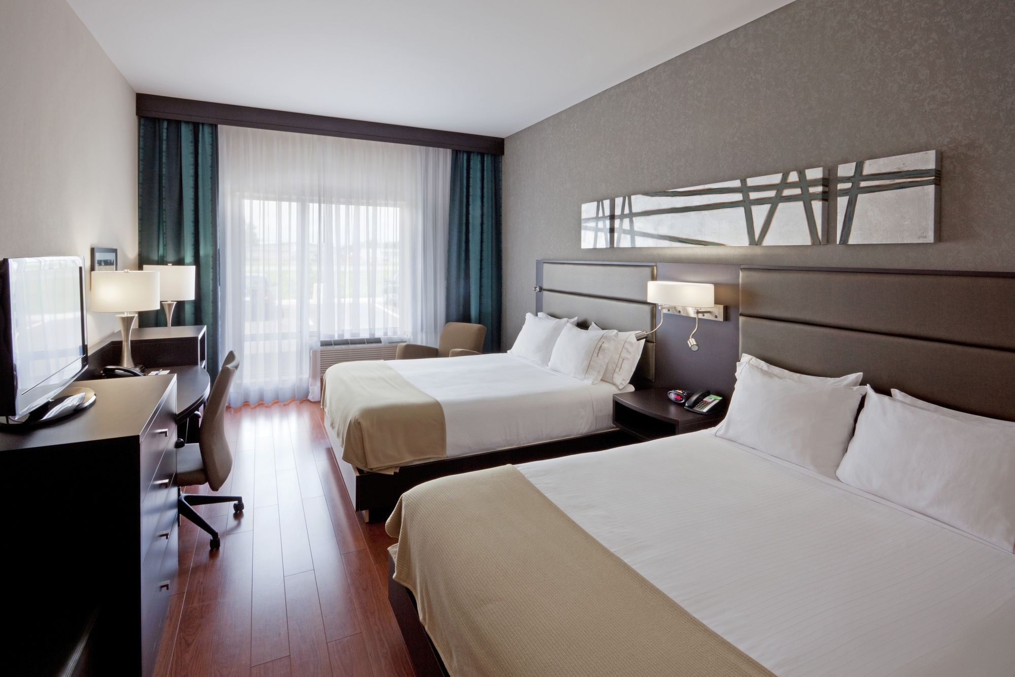 Holiday Inn Express Hotel & Suites Saint - Hyacinthe