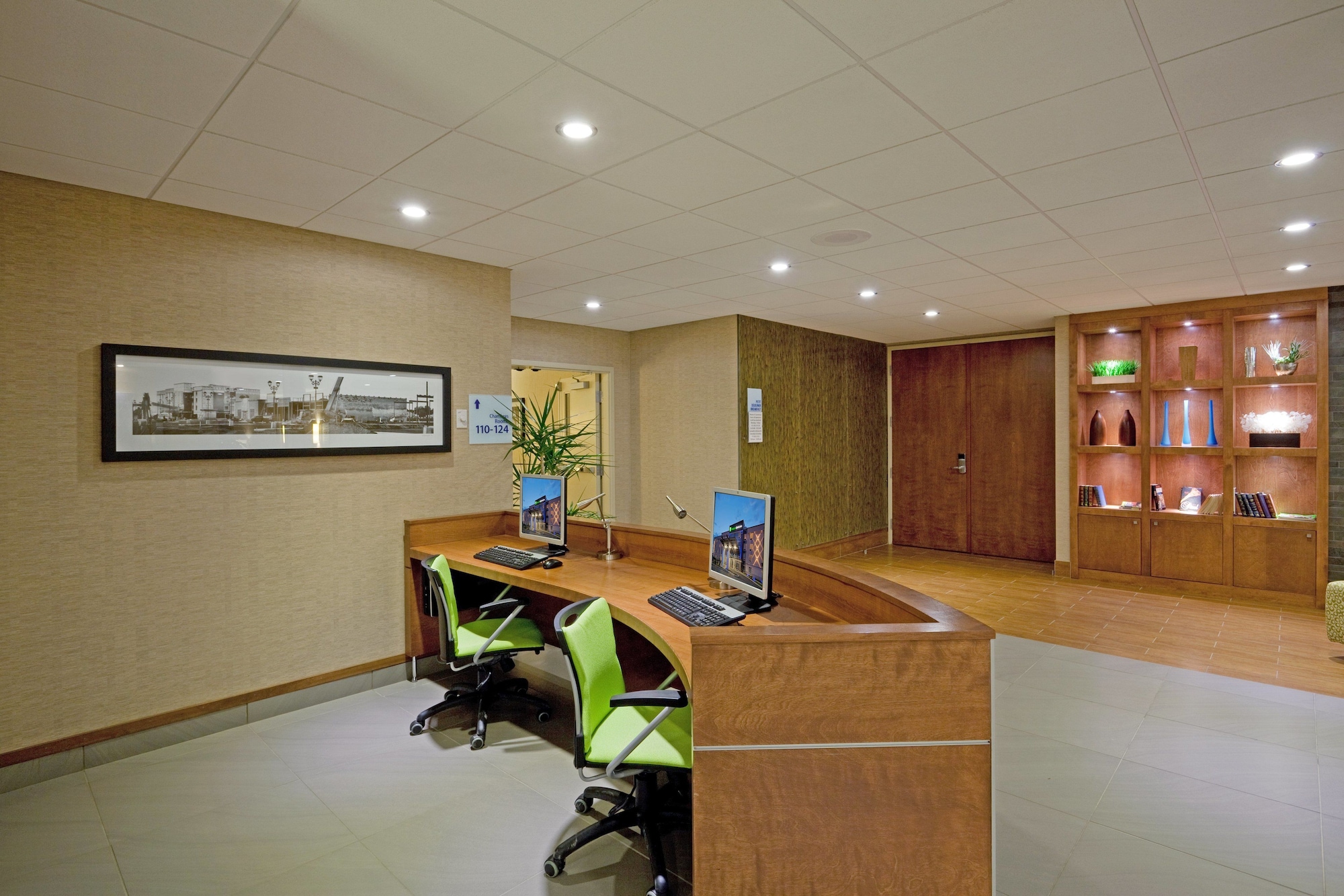 Holiday Inn Express Hotel & Suites Saint - Hyacinthe