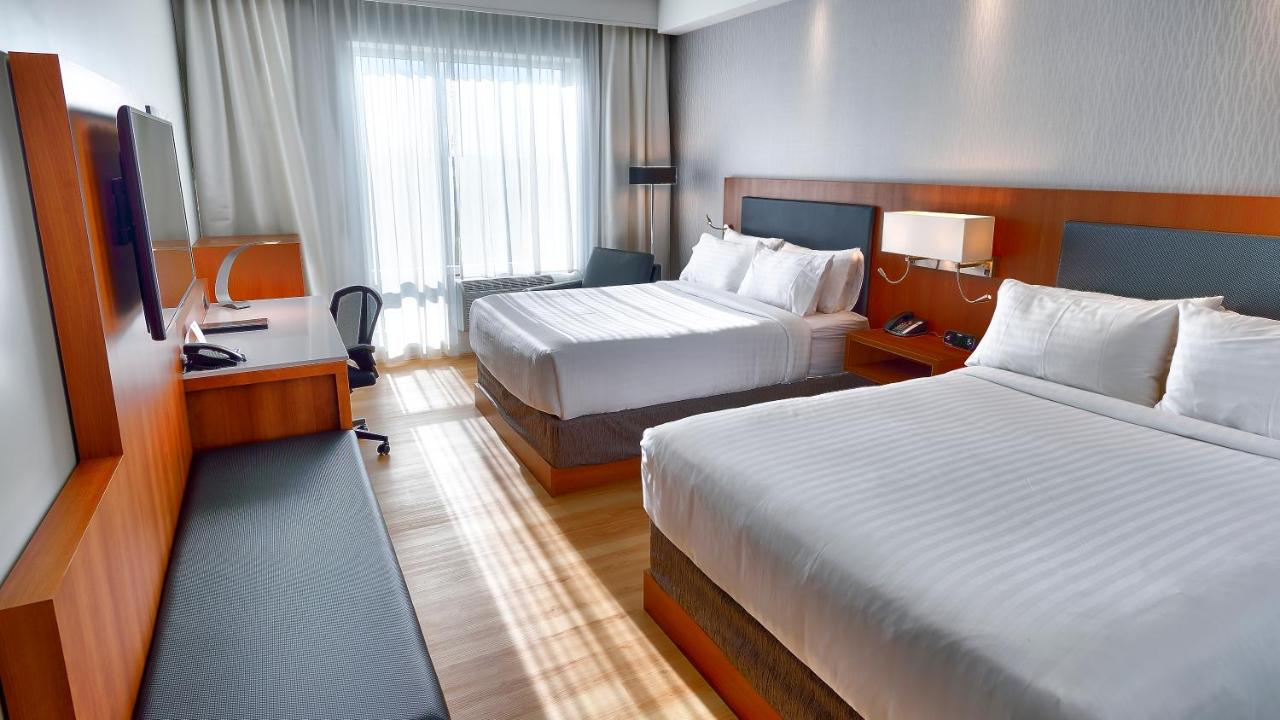 Holiday Inn Express And Suites Vaudreuil Dorion