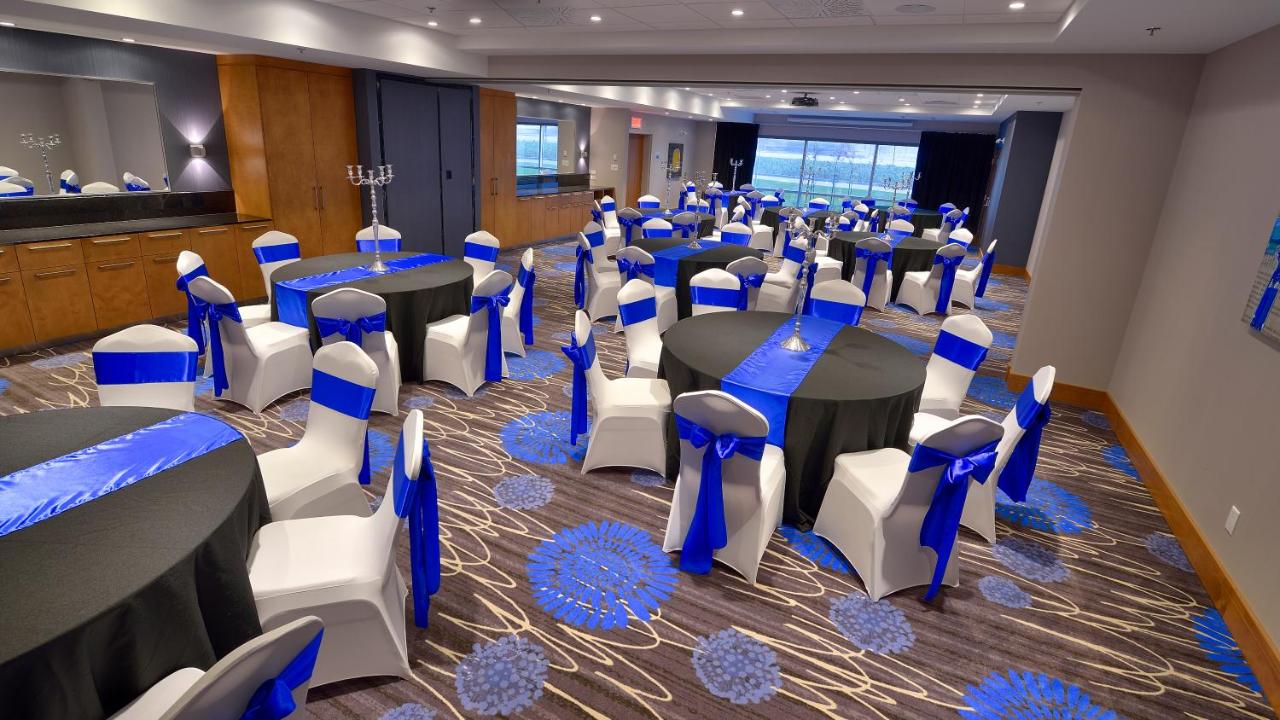 Holiday Inn Express And Suites Vaudreuil Dorion