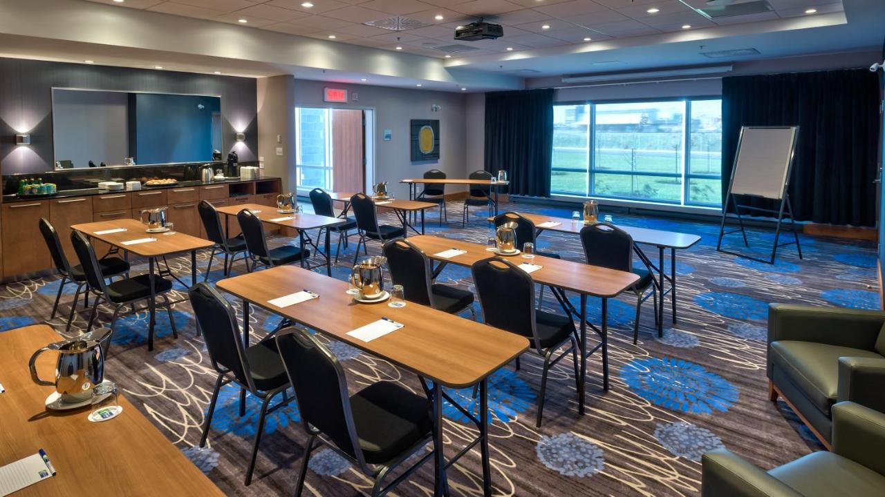 Holiday Inn Express And Suites Vaudreuil Dorion