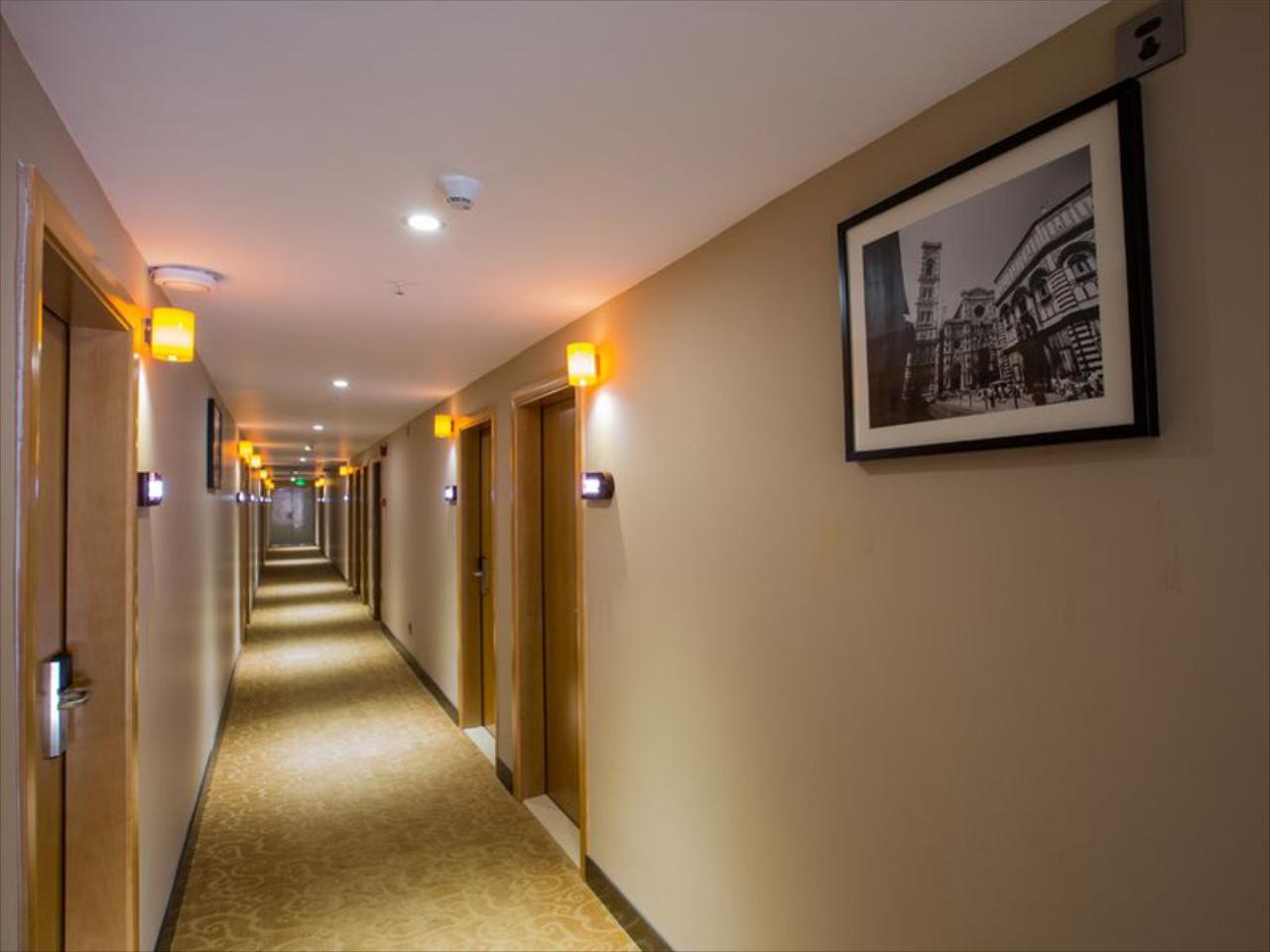 IU Hotel Luliang Xiaoyi Zhenxing Street
