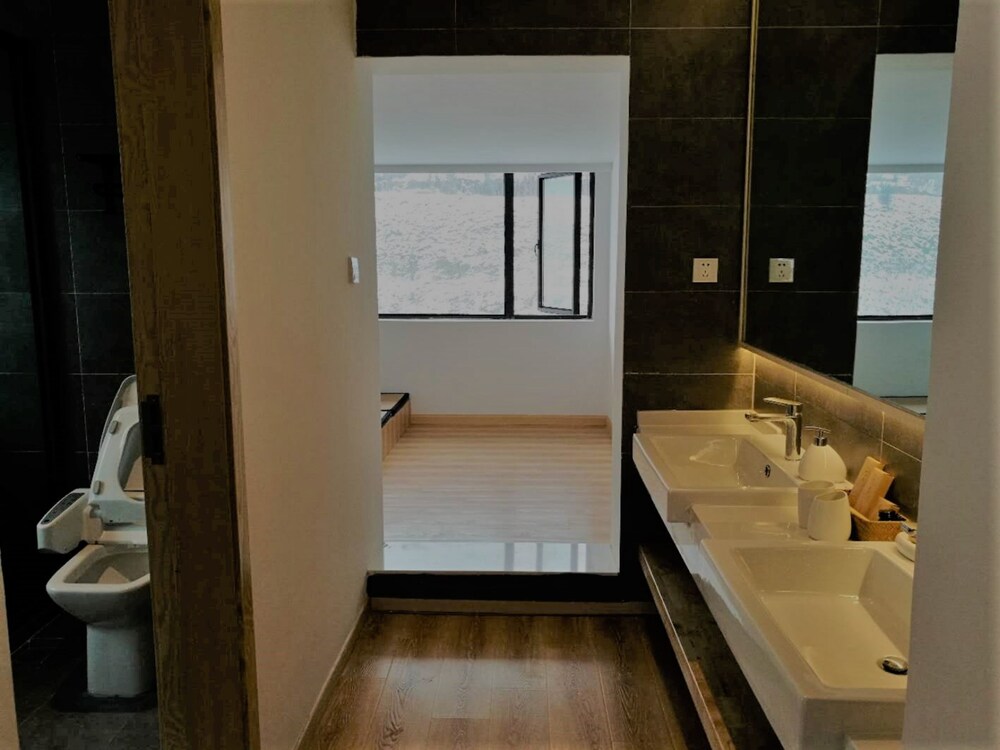 Taihu Baopu Water House