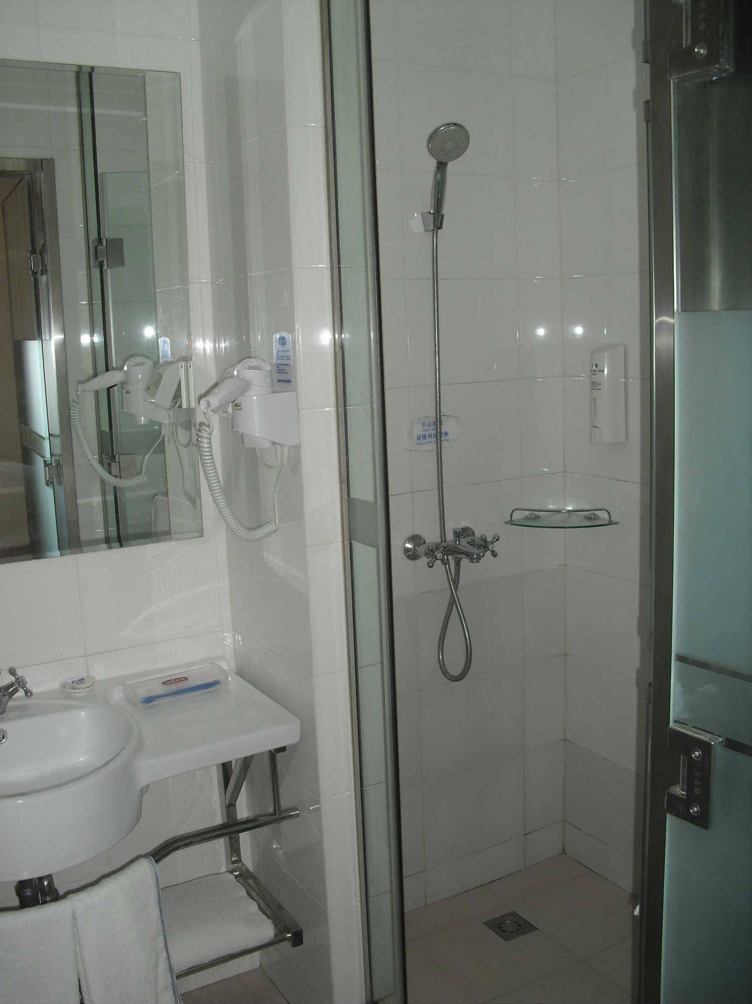Hanting Hotel Qingdao May Fourth Square