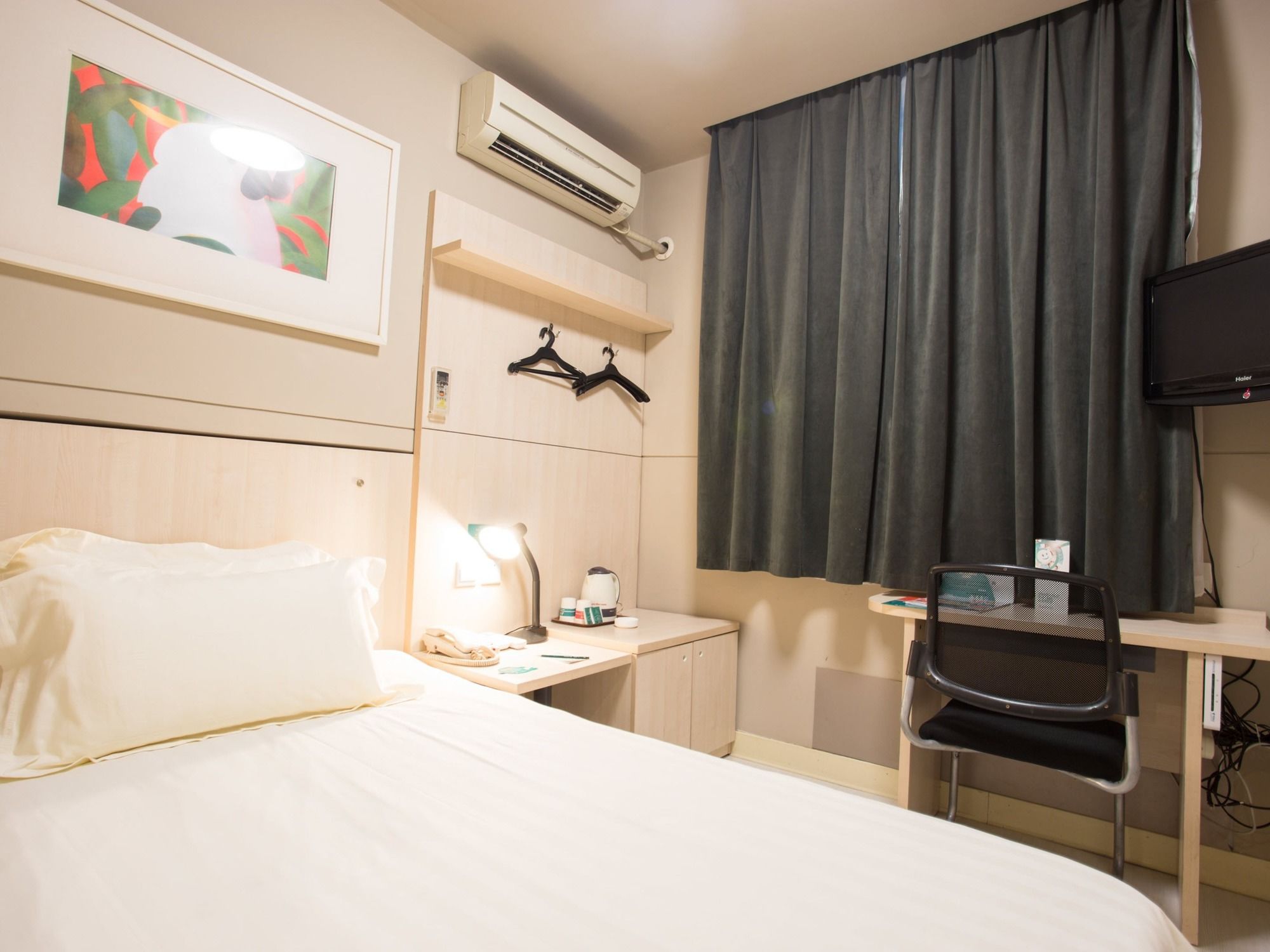 Ji Hotel Shanghai Hailun Road Metro Station
