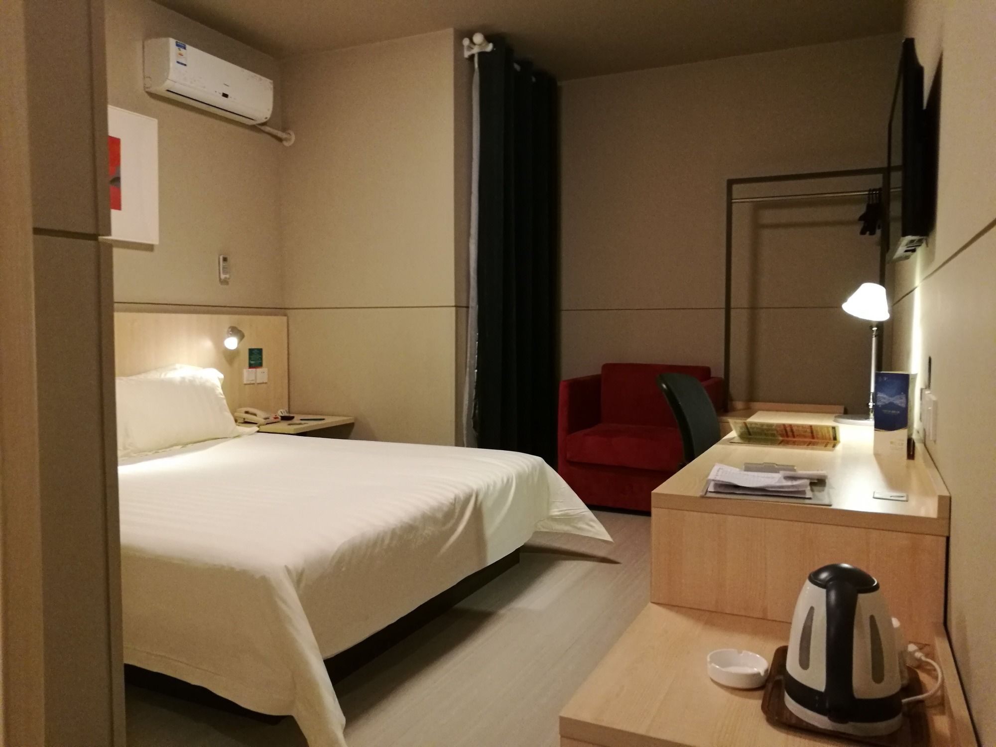 Ji Hotel Shanghai Hailun Road Metro Station