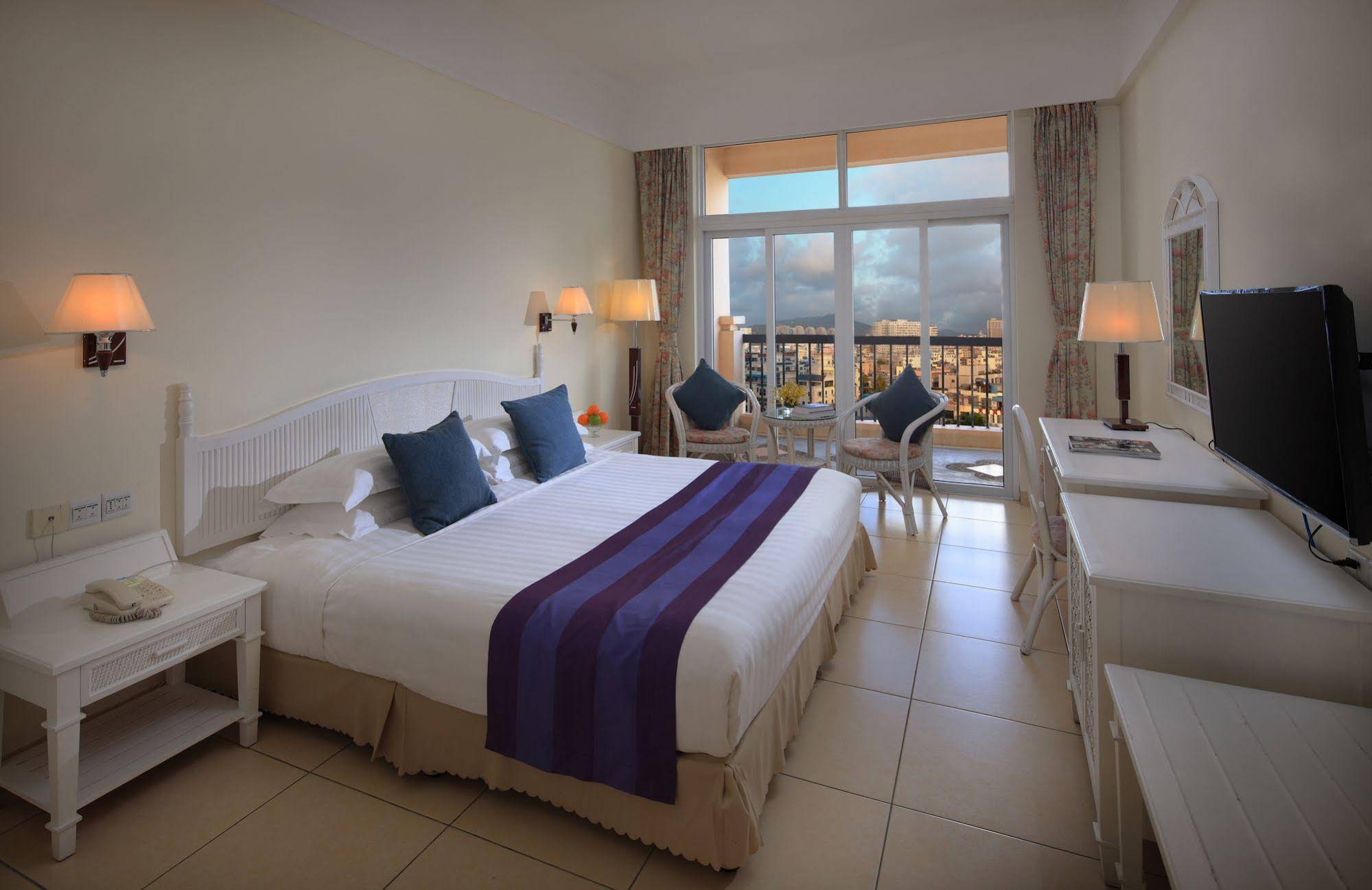 Golden Phoenix Seaview Hotel