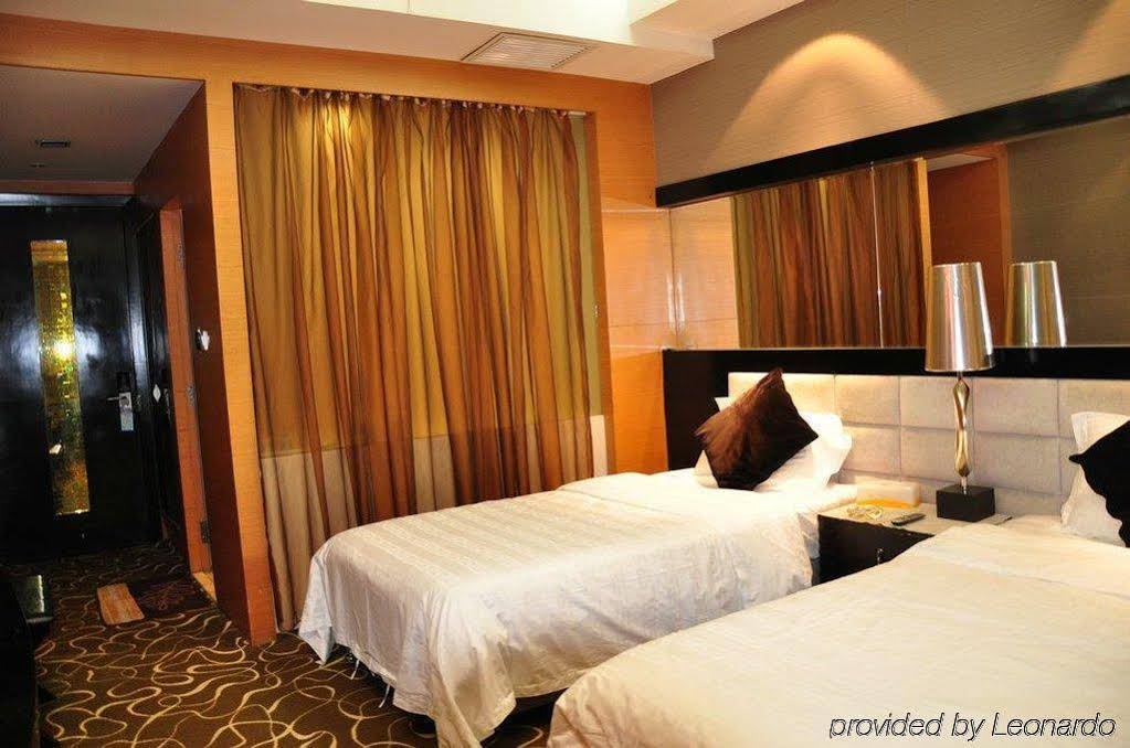 Yaklai Holiday Hotel
