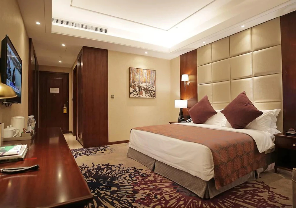 Heihe Yinjian Jianguo Hotel