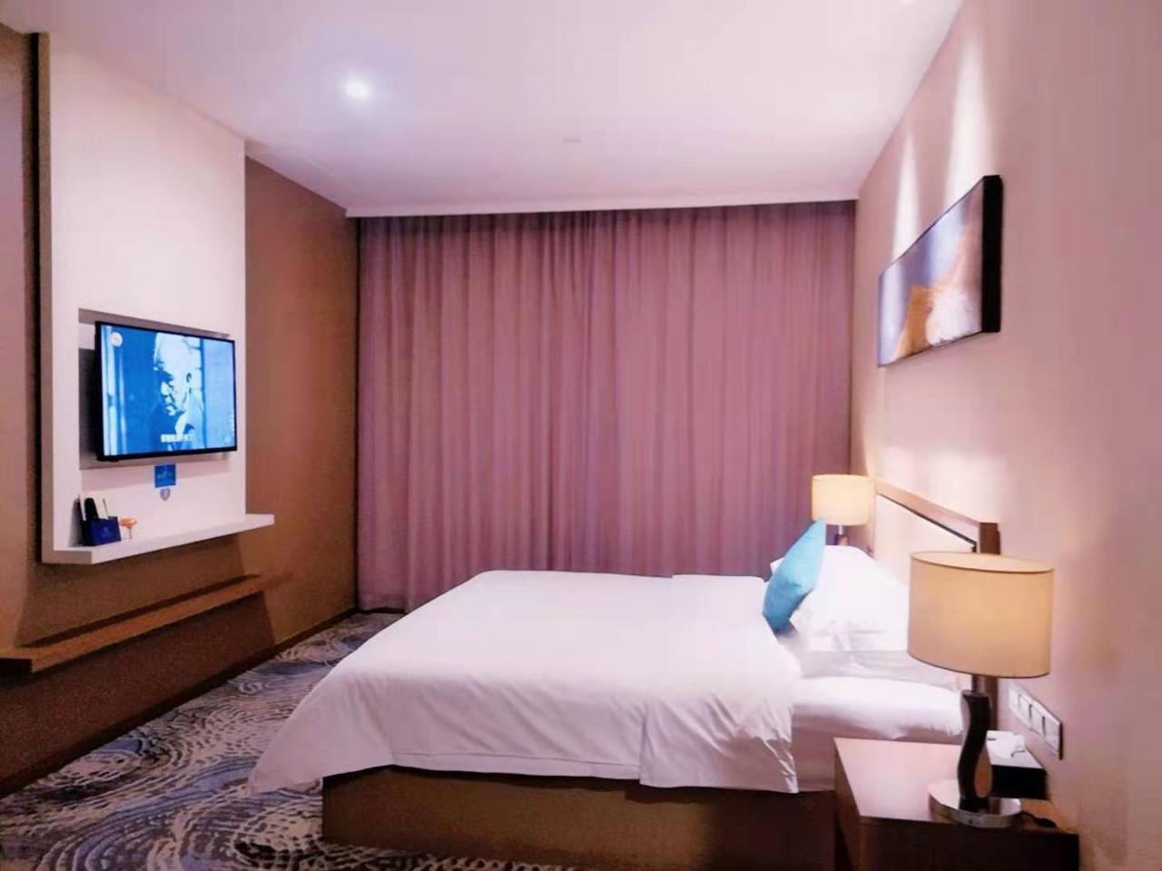 Qianhai Holiday Hotel