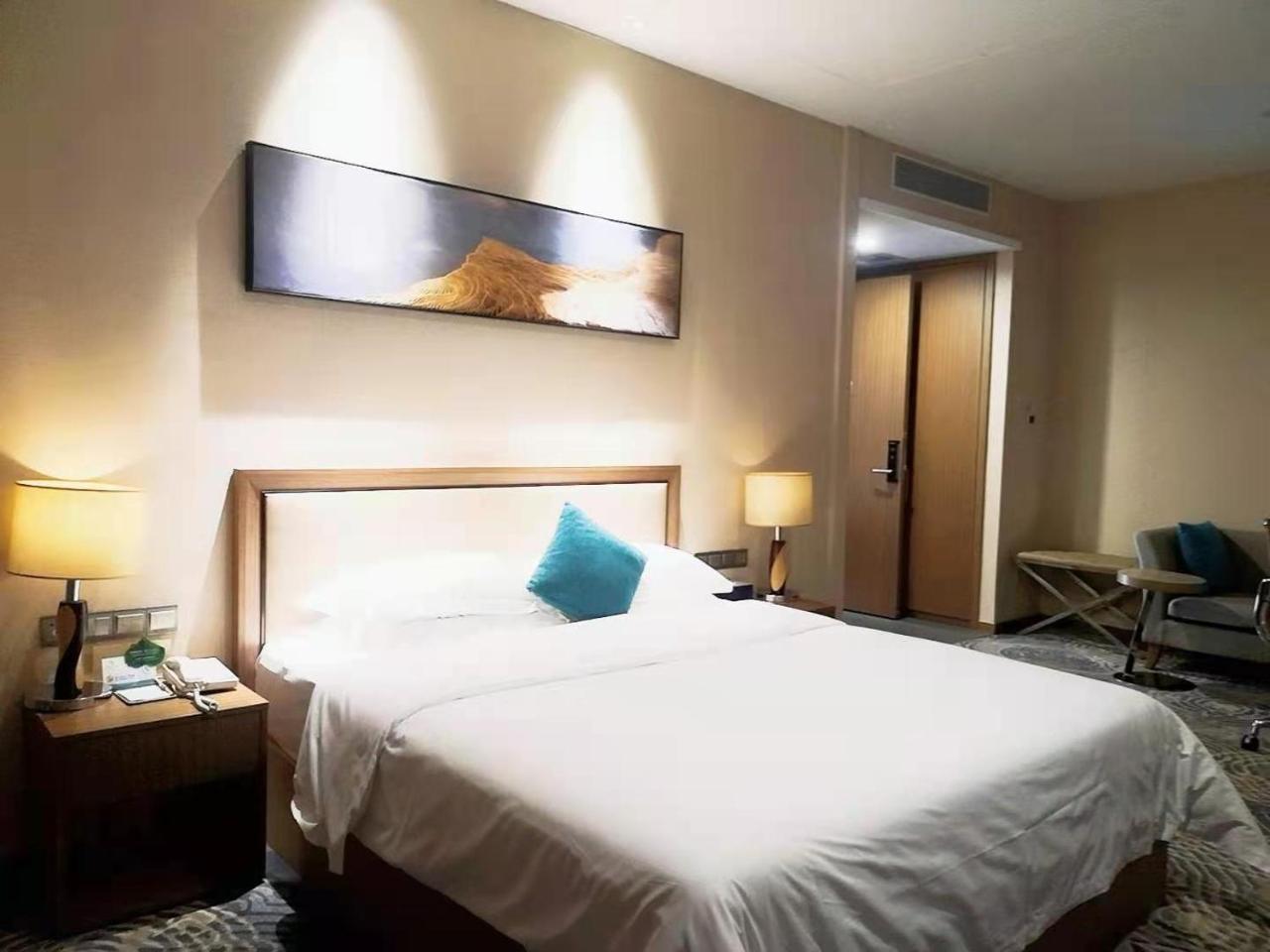Qianhai Holiday Hotel