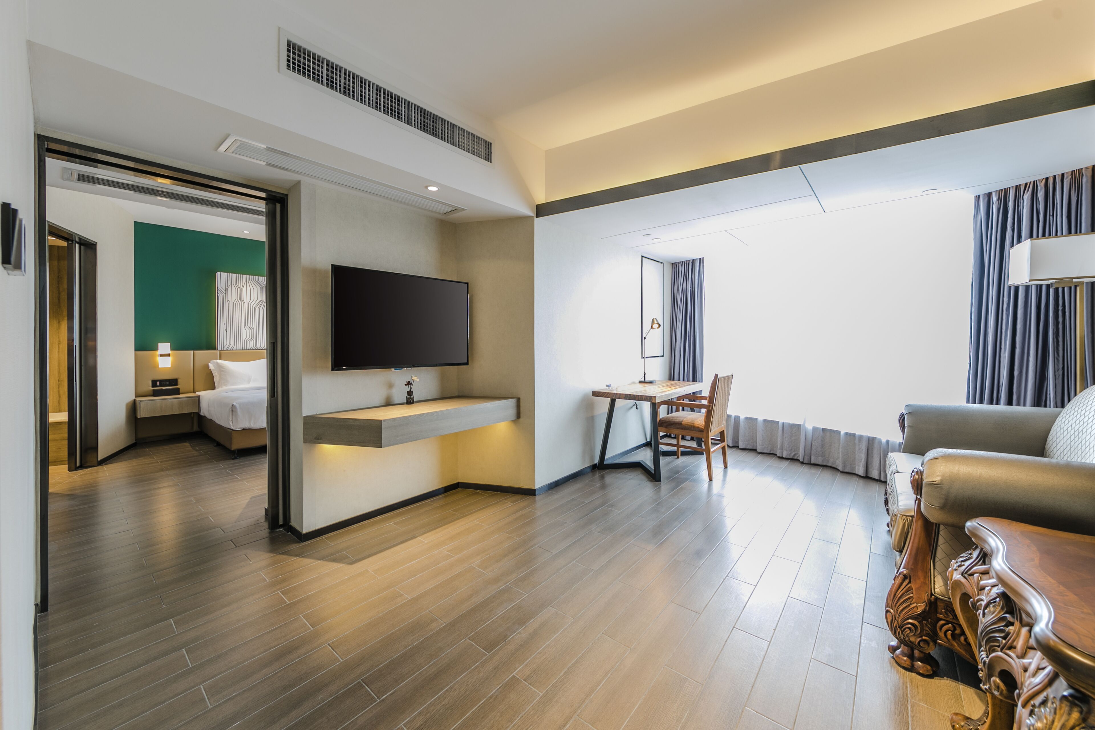 Pesht Premier Hotel