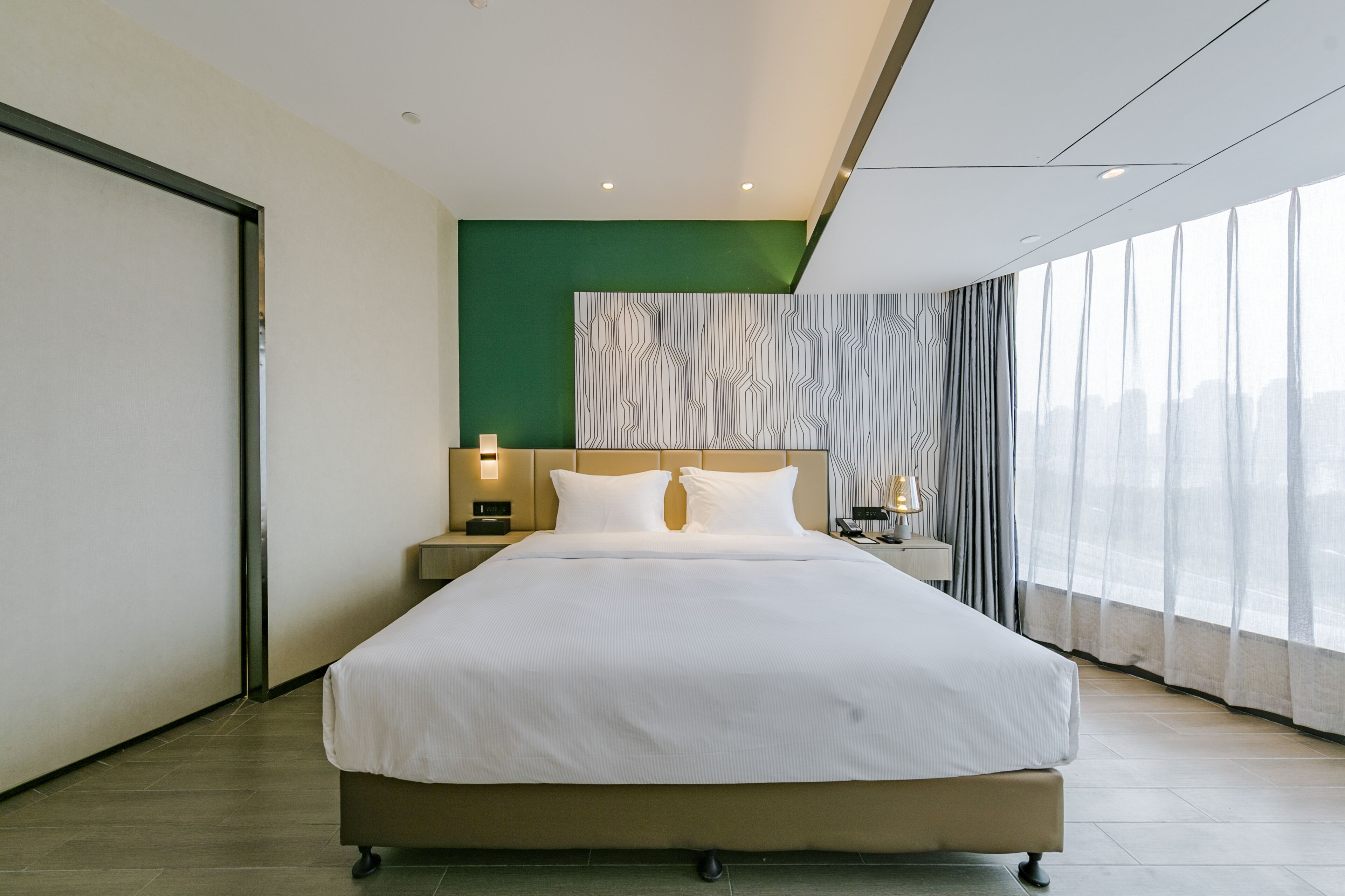 Pesht Premier Hotel