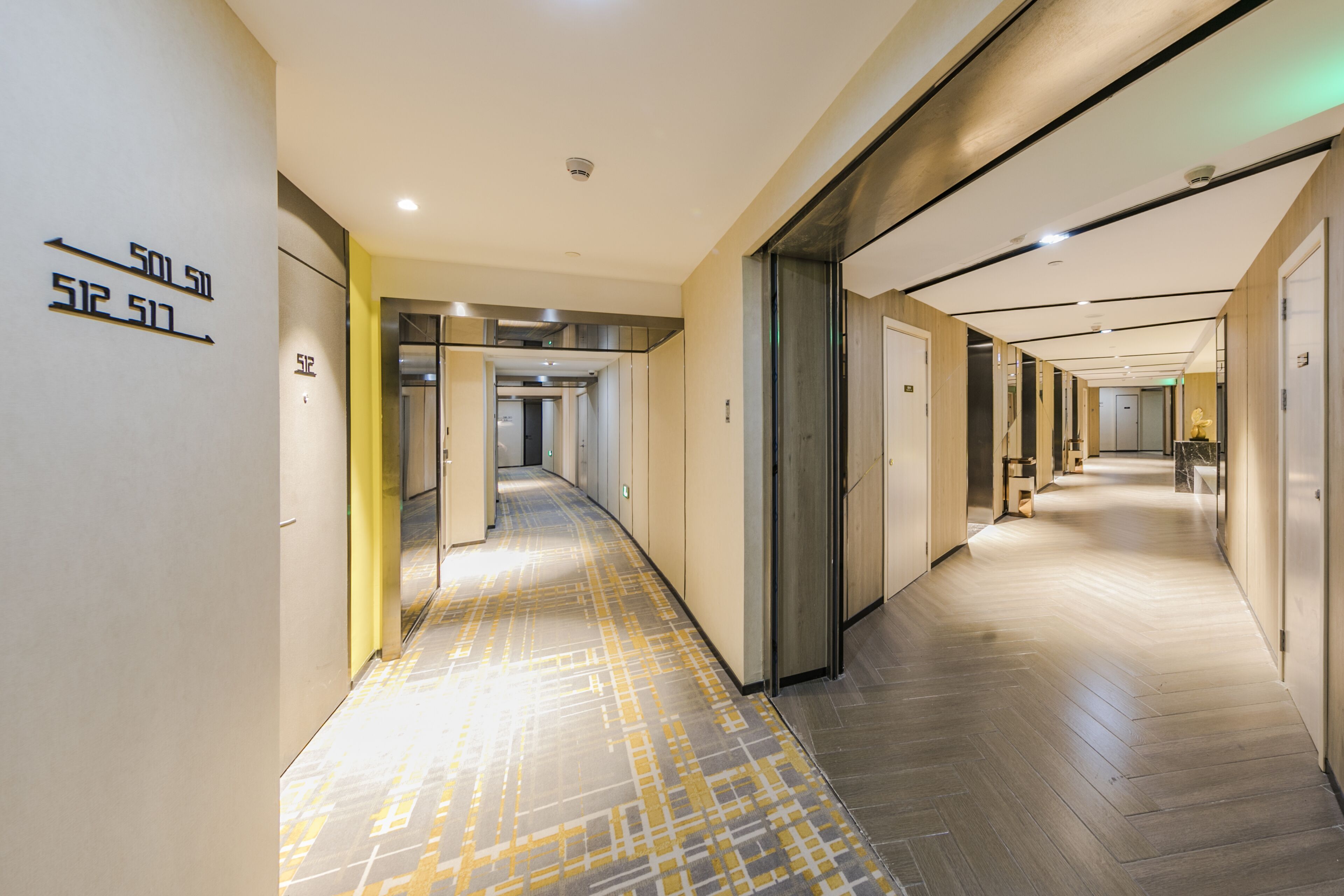 Pesht Premier Hotel