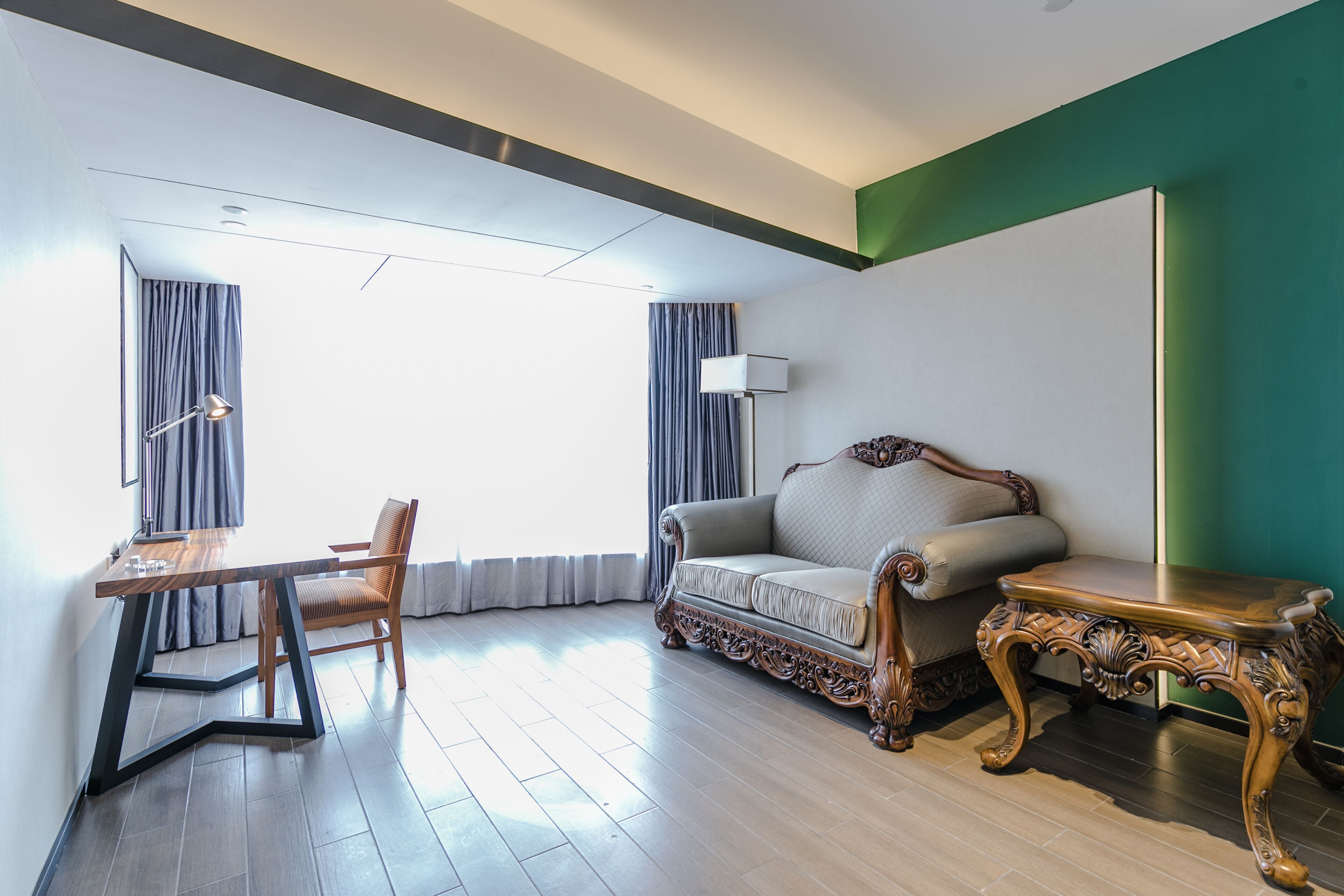 Pesht Premier Hotel