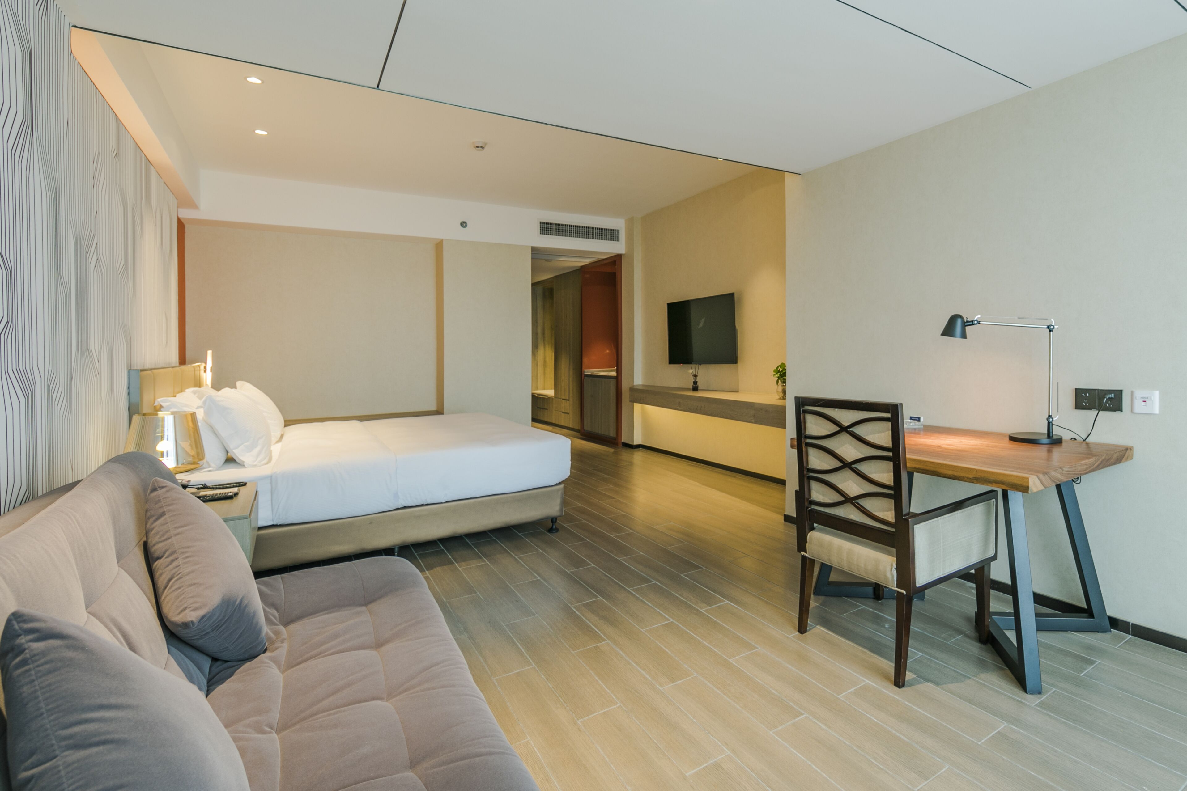 Pesht Premier Hotel