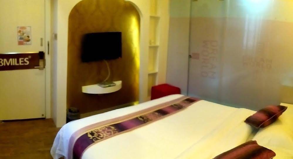 8 Miles Hotel