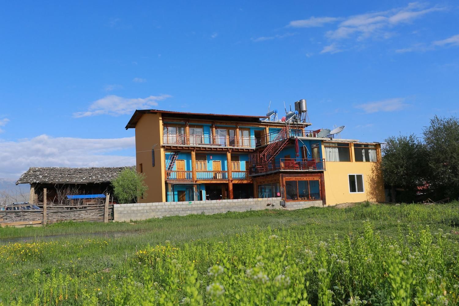 Shangri-la Maji Sunflower Inn