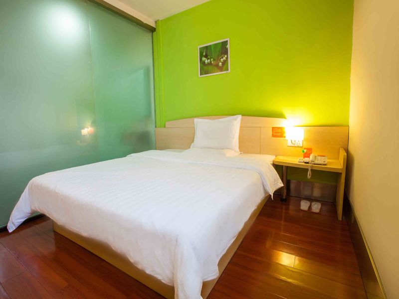 7 Days Inn (Wujiaqu Lirun International Plaza)