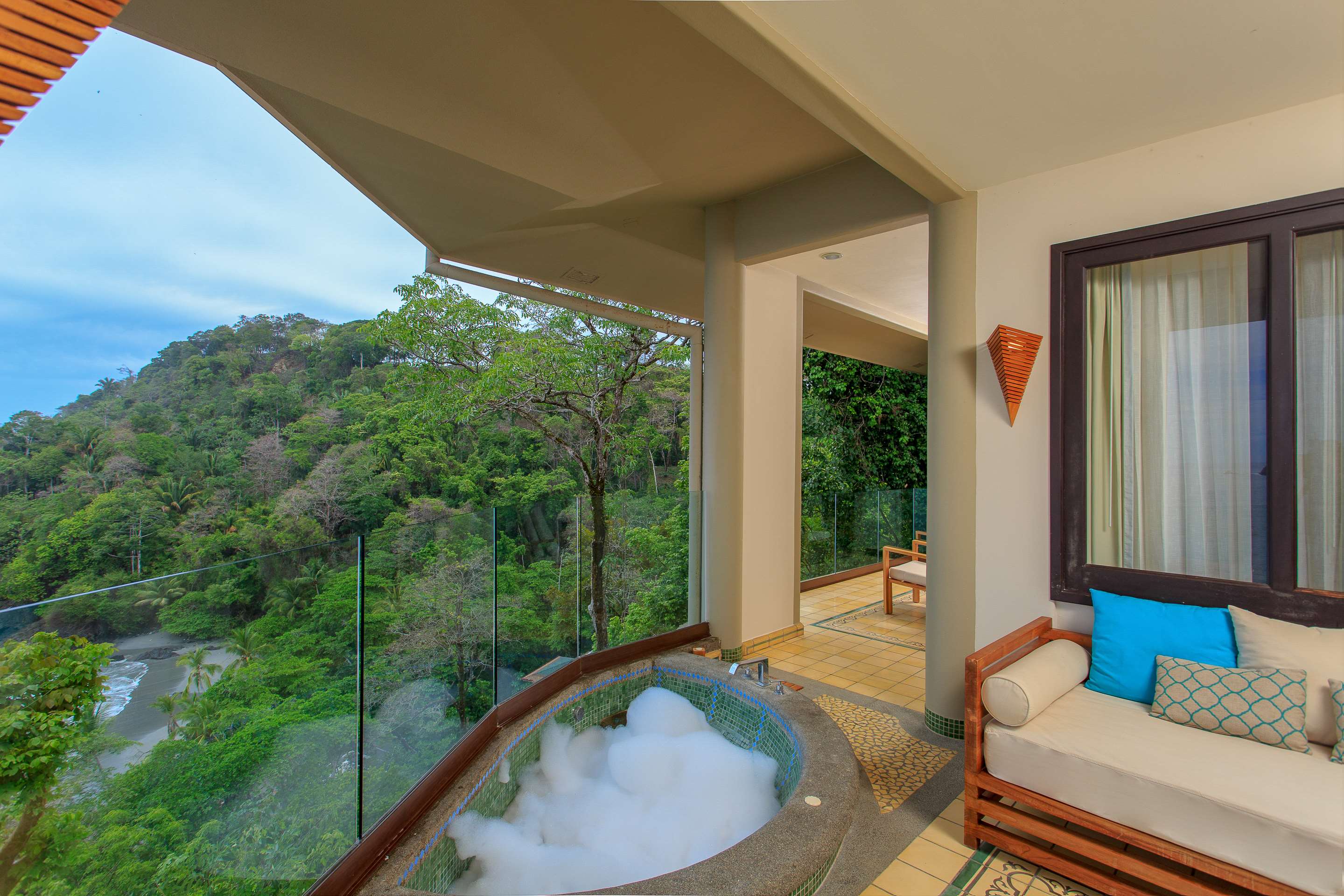 Arenas del Mar Beachfront & Rainforest Resort