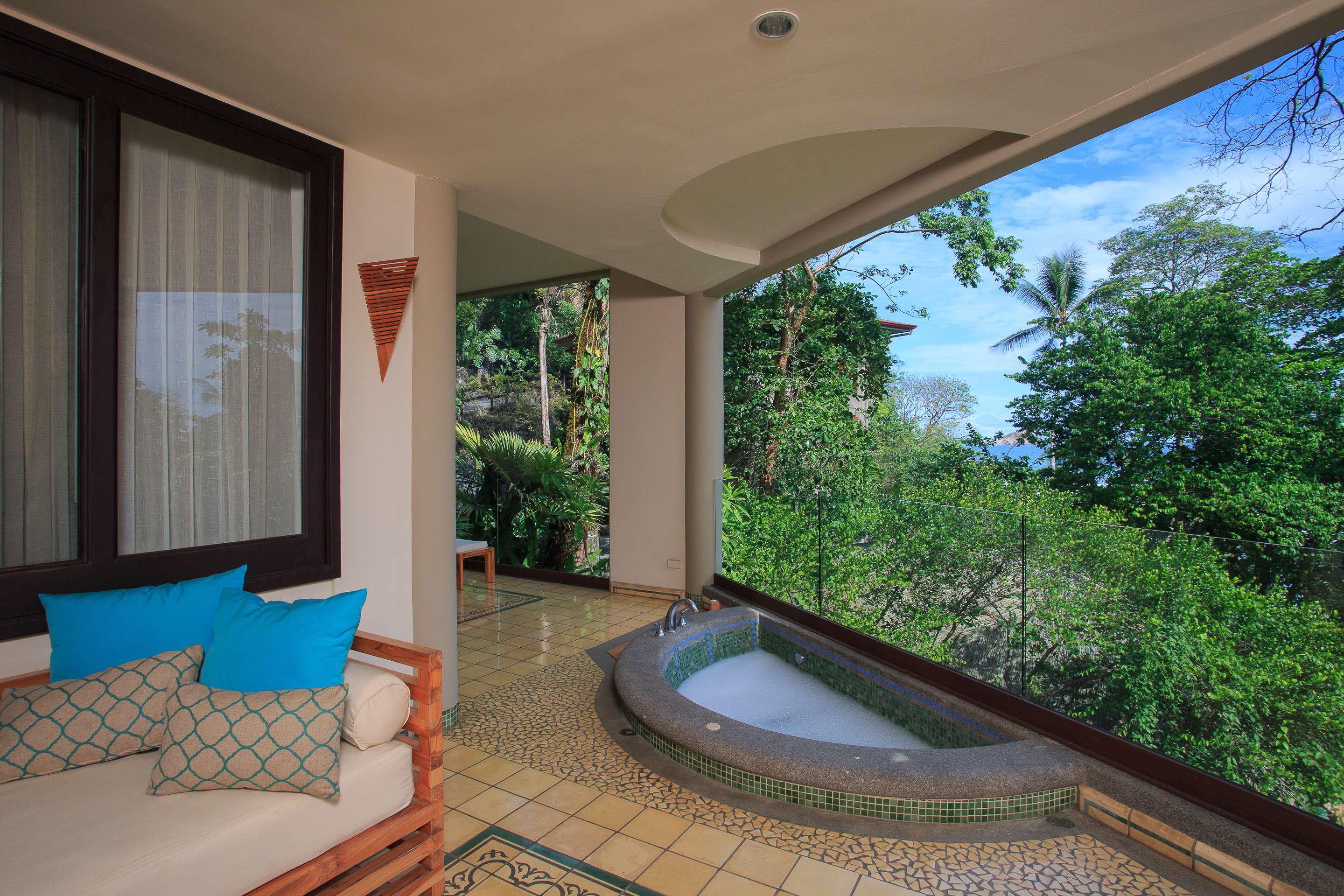 Arenas del Mar Beachfront & Rainforest Resort