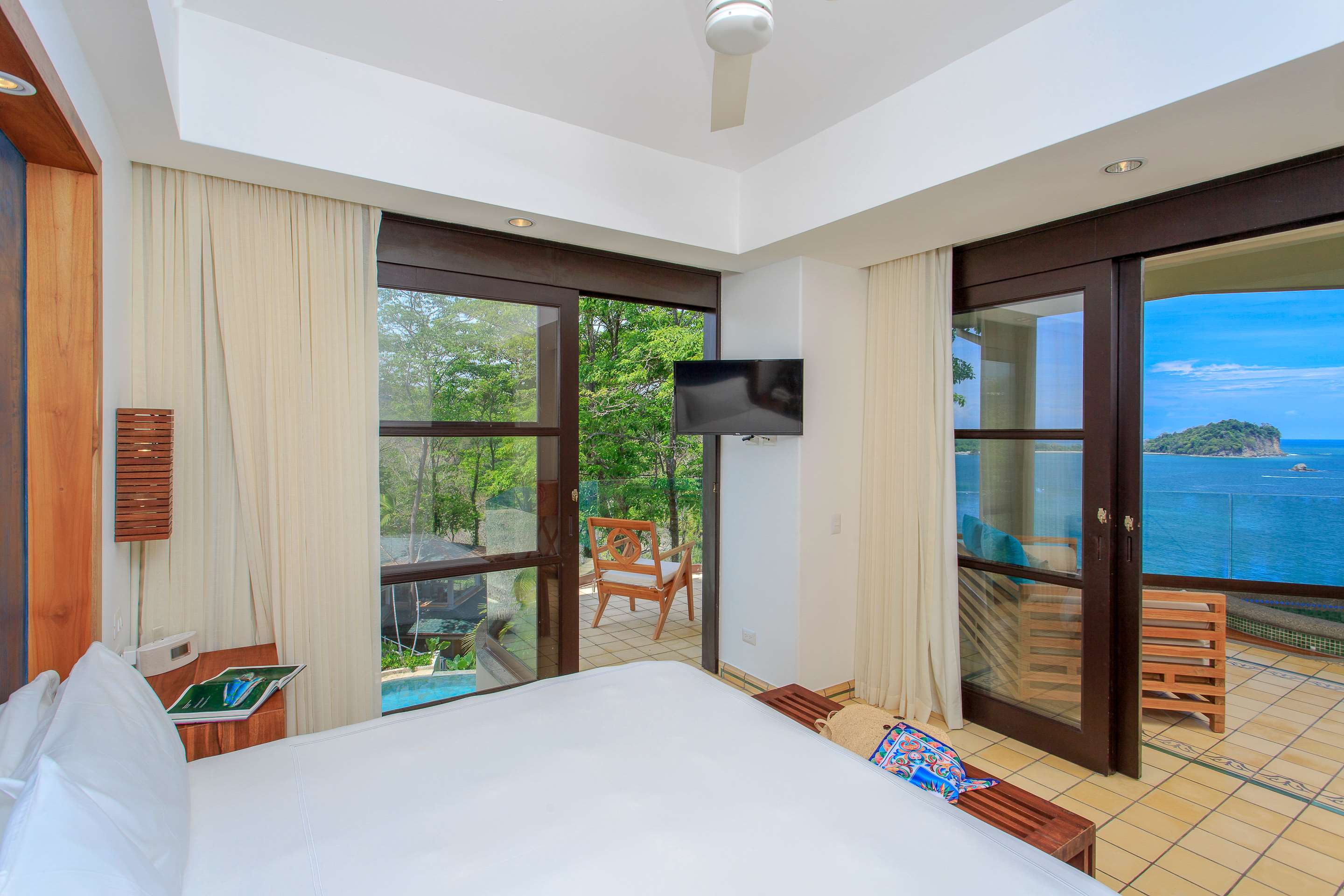 Arenas del Mar Beachfront & Rainforest Resort