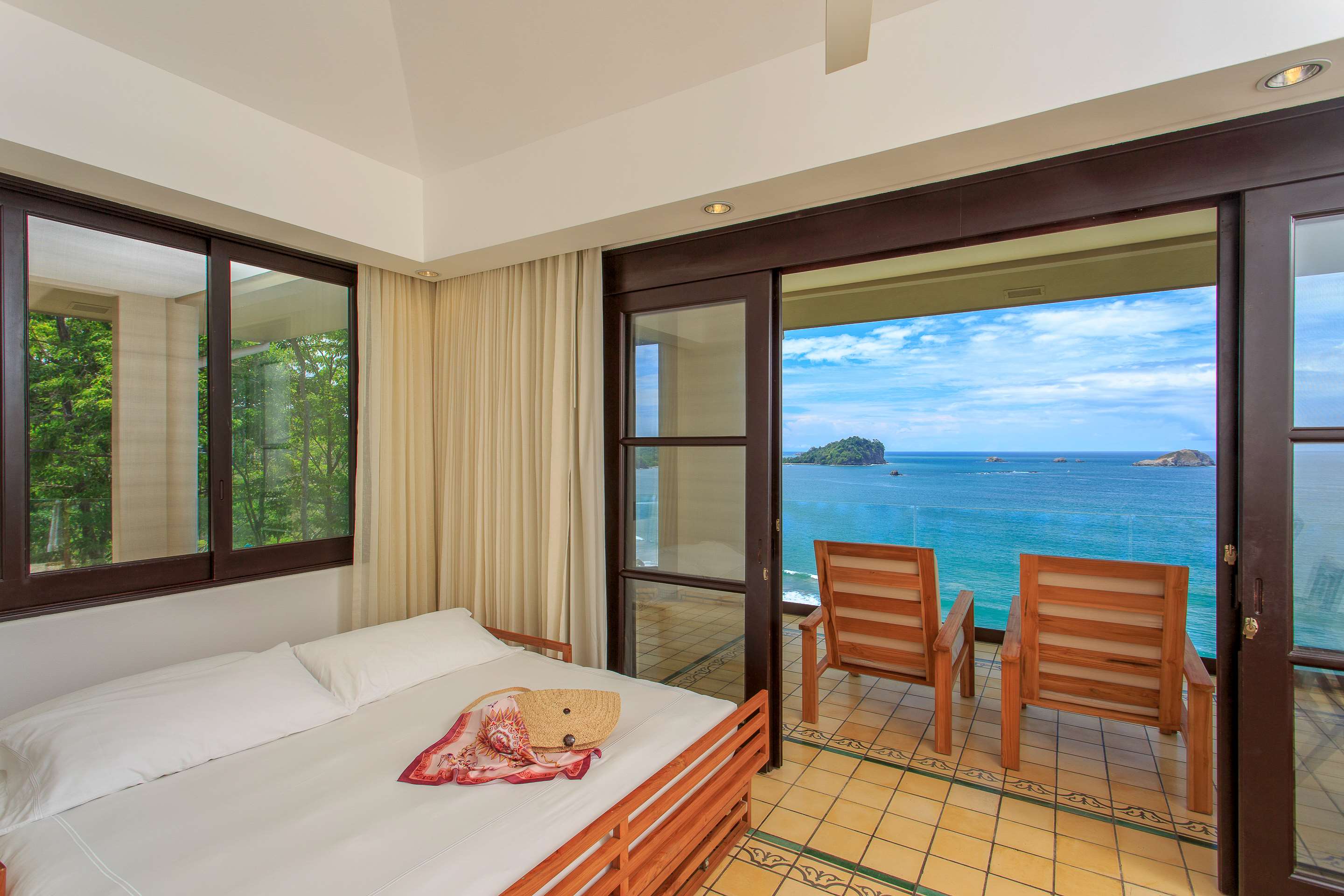 Arenas del Mar Beachfront & Rainforest Resort