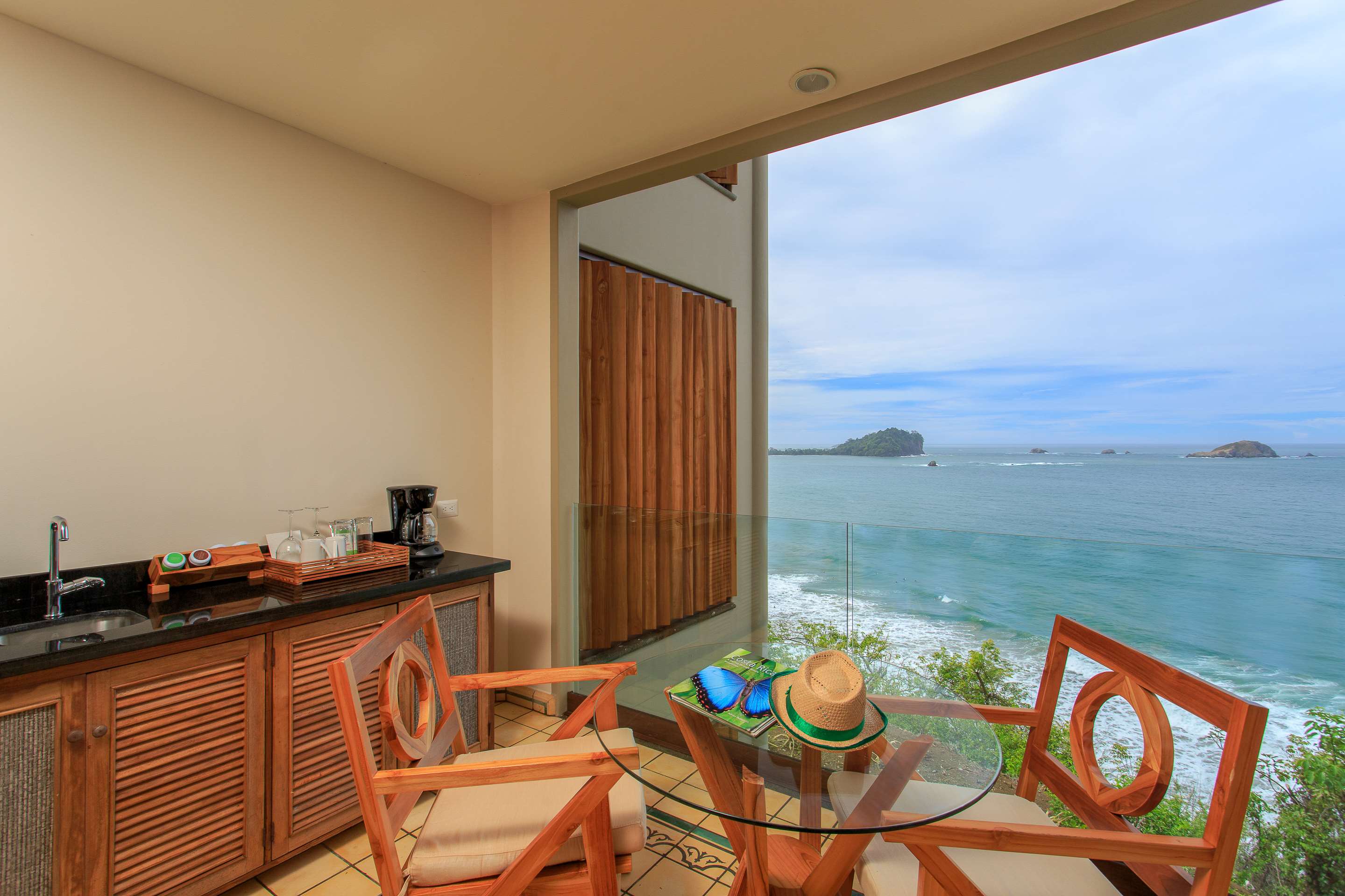 Arenas del Mar Beachfront & Rainforest Resort