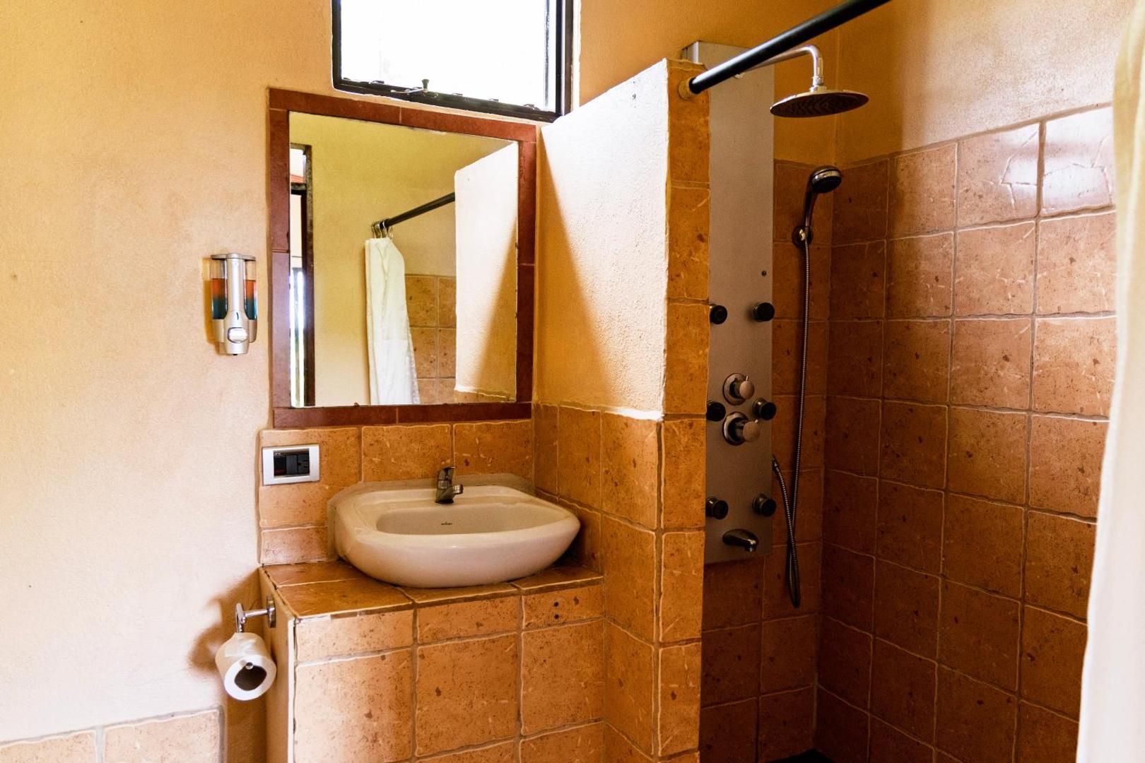 Essence Arenal Hostel