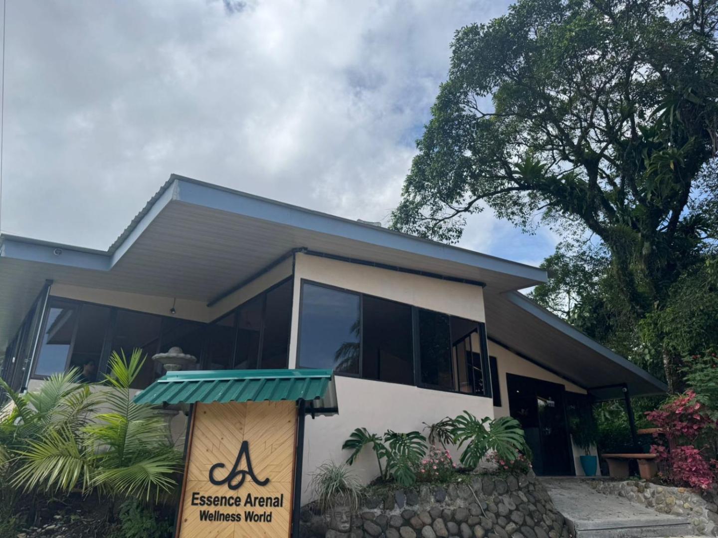 Essence Arenal Hostel
