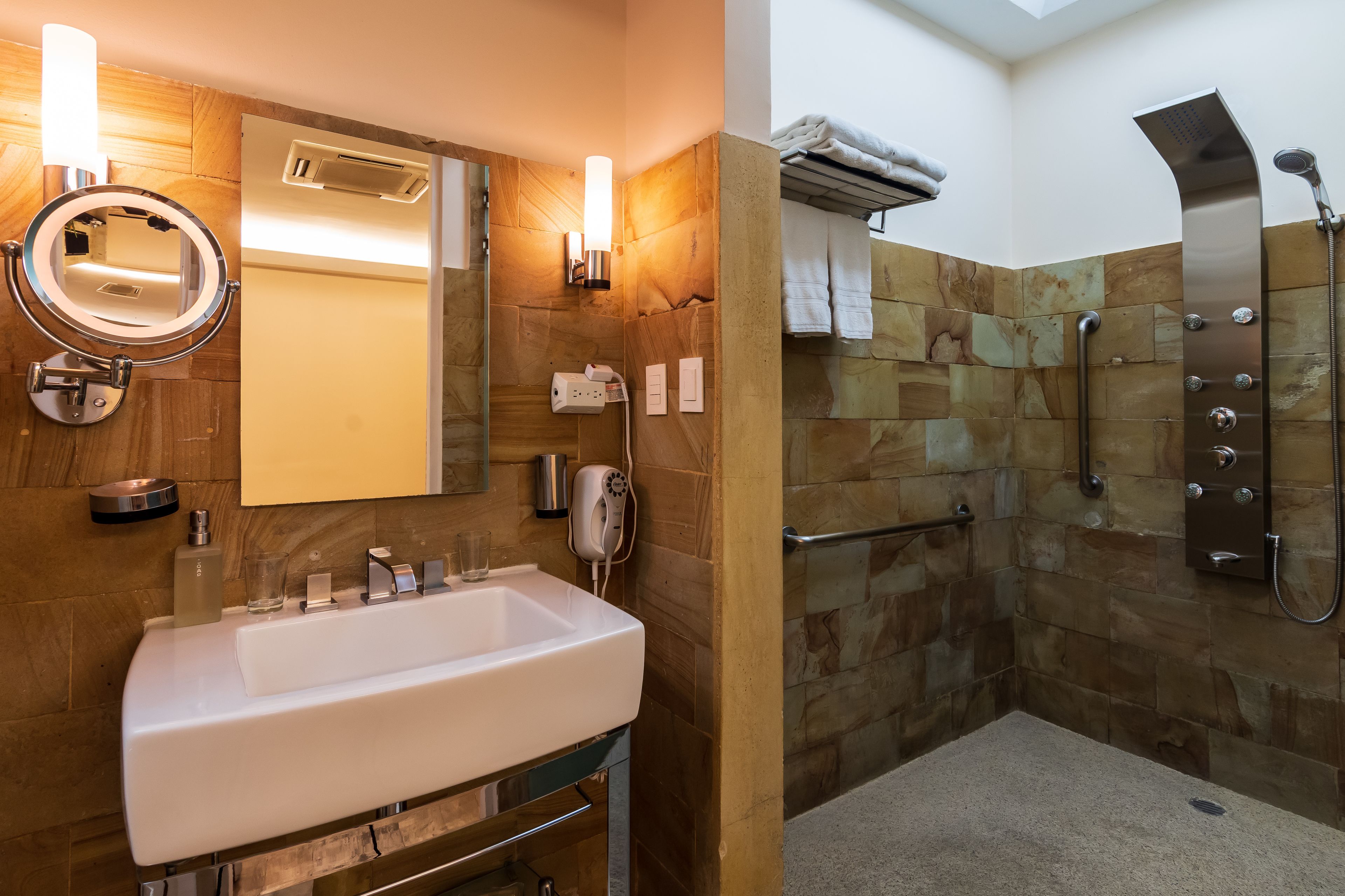 Gaia Hotel & Reserve