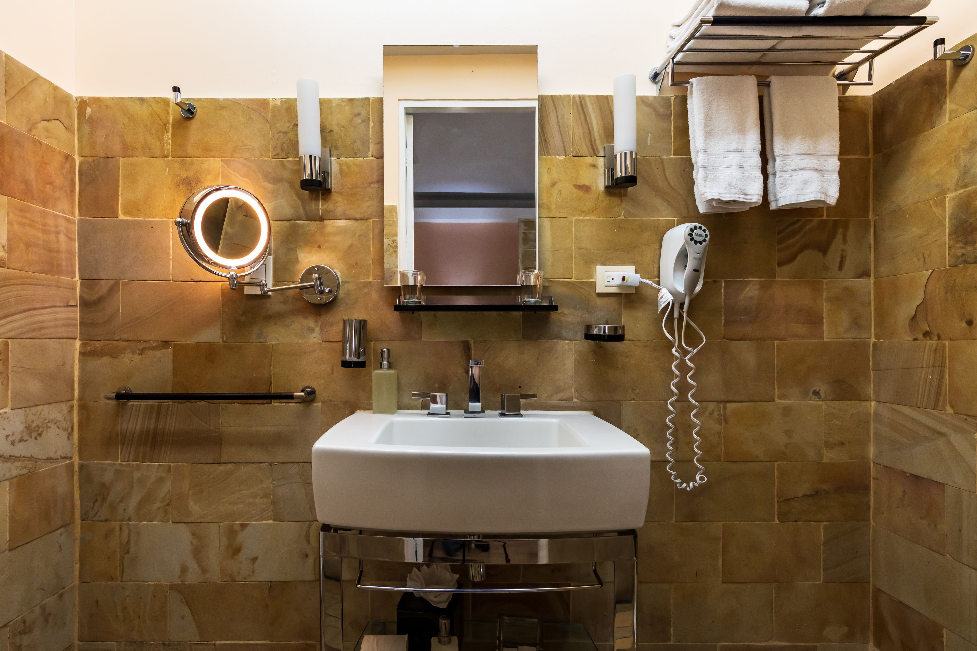 Gaia Hotel & Reserve