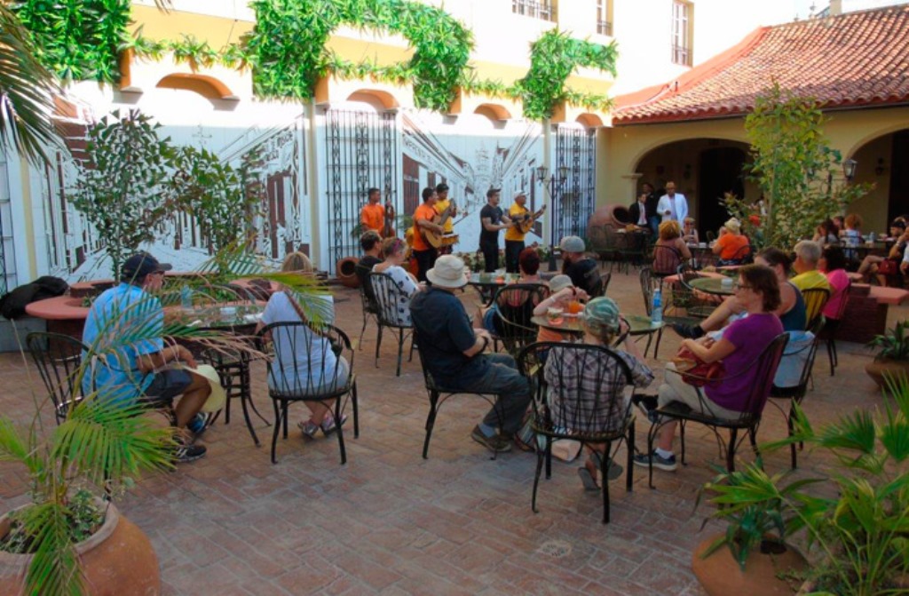 Hotel E El Colonial
