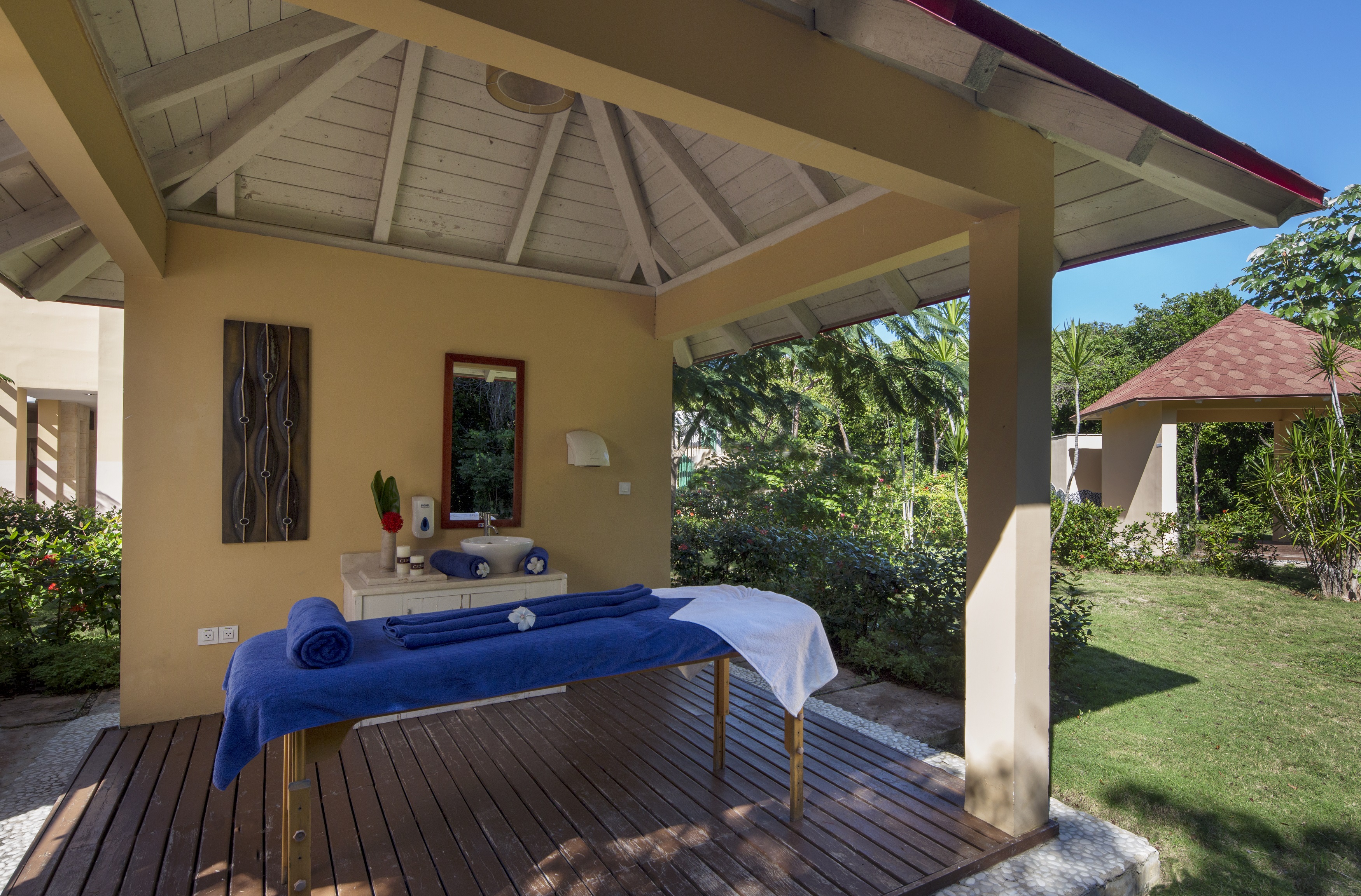 Memories Flamenco Beach Resort