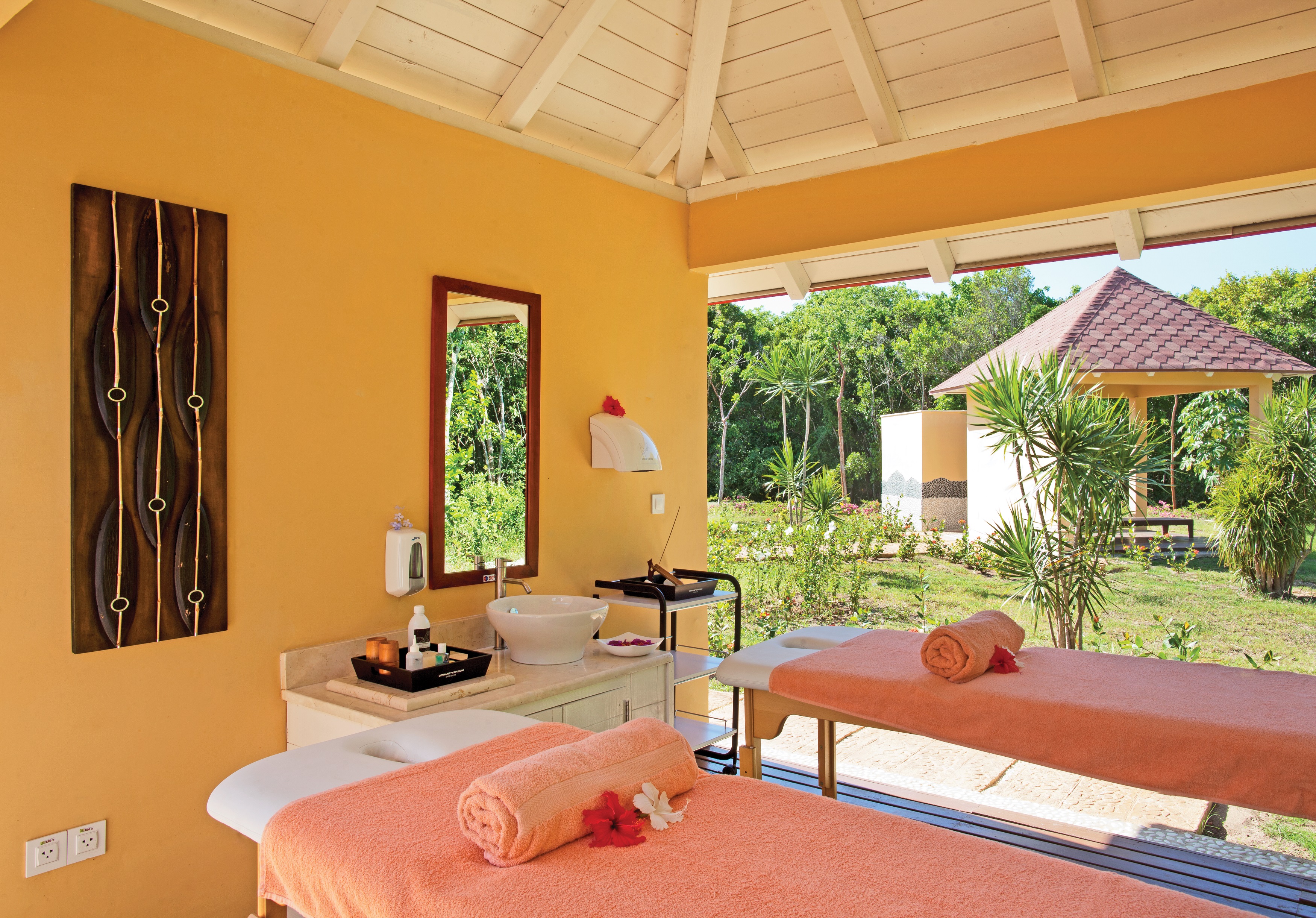 Memories Flamenco Beach Resort