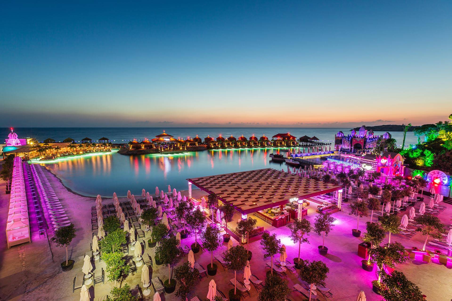 Cratos Premium Hotel & Casino