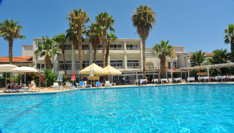 LA Hotel & Resort