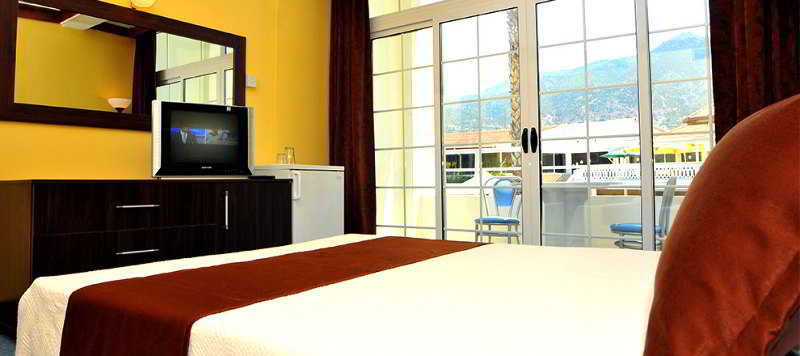 LA Hotel & Resort