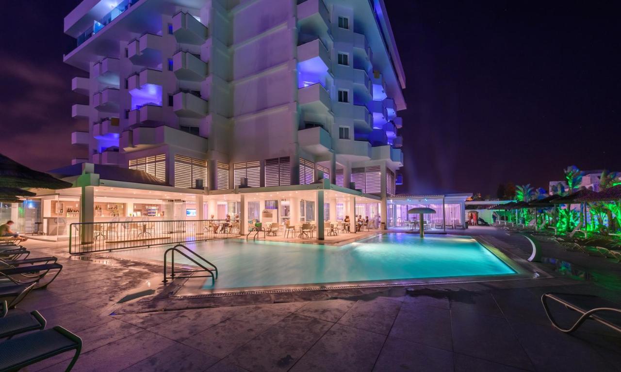 Tasia Maris Sands Hotel