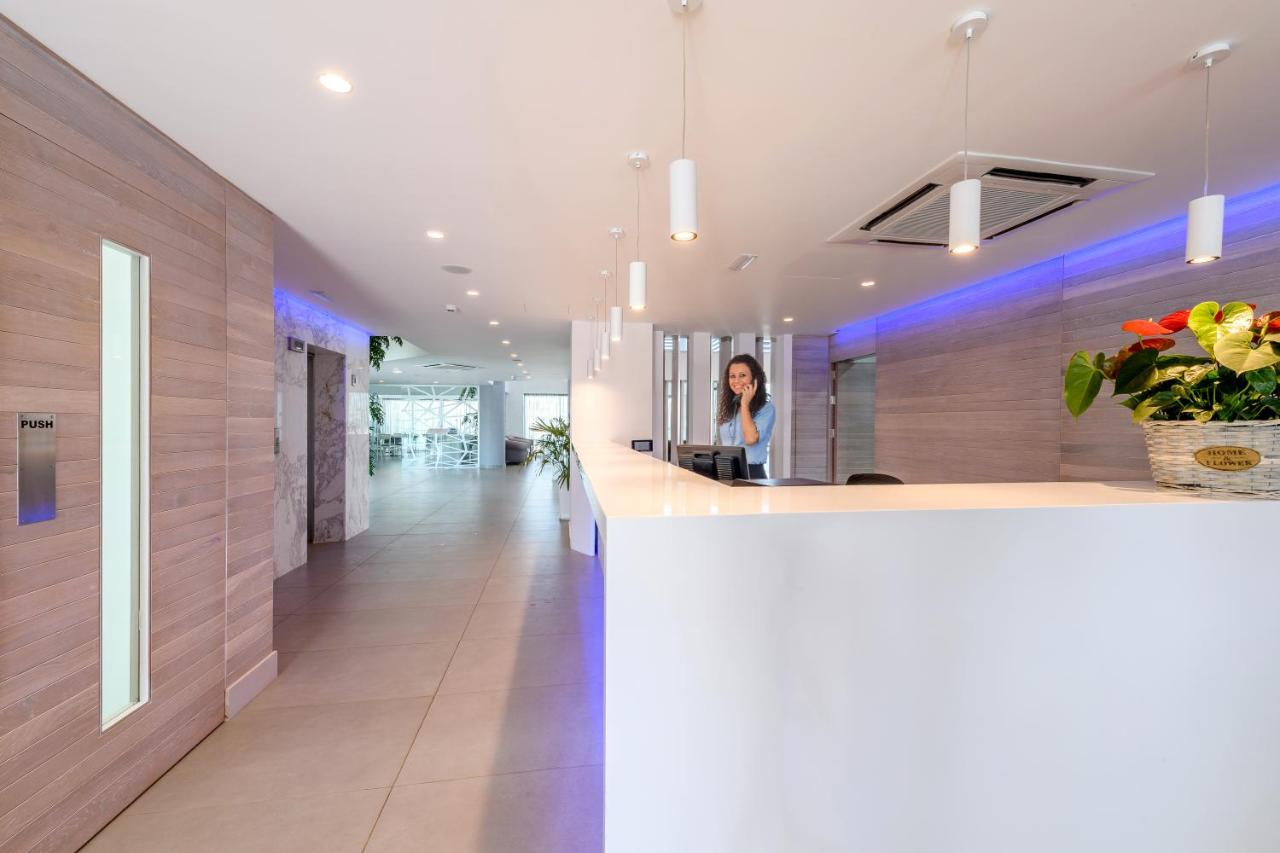 Tasia Maris Sands Hotel