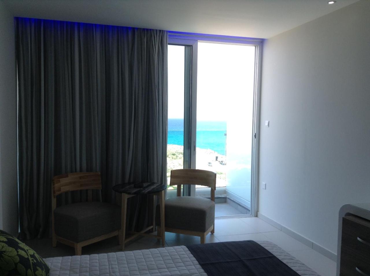 Tasia Maris Sands Hotel