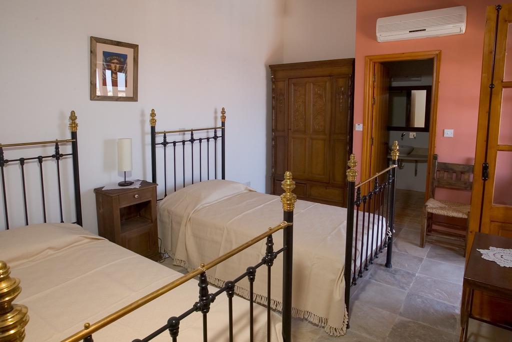 Eveleos Country House