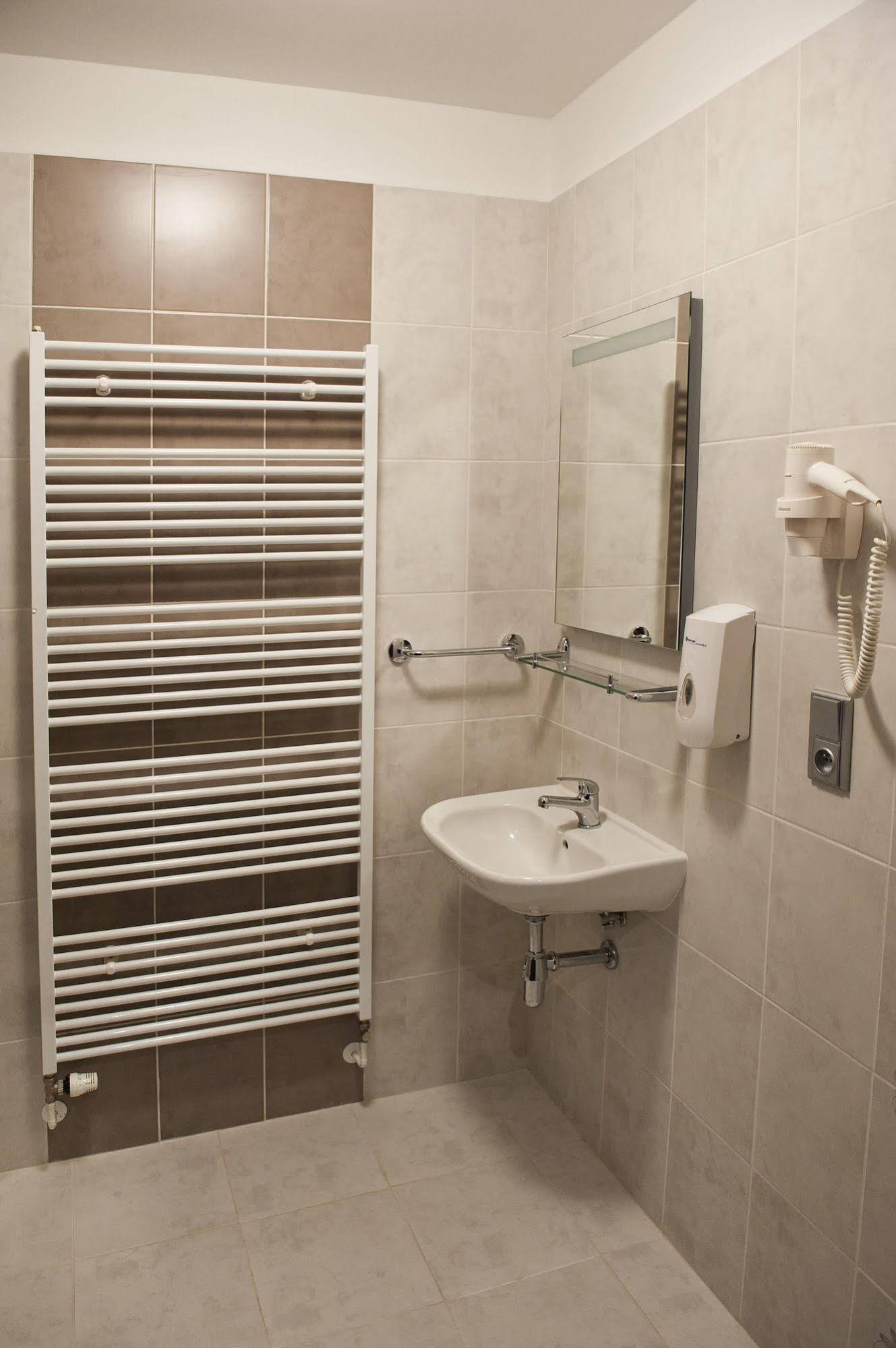 Hotel Vír