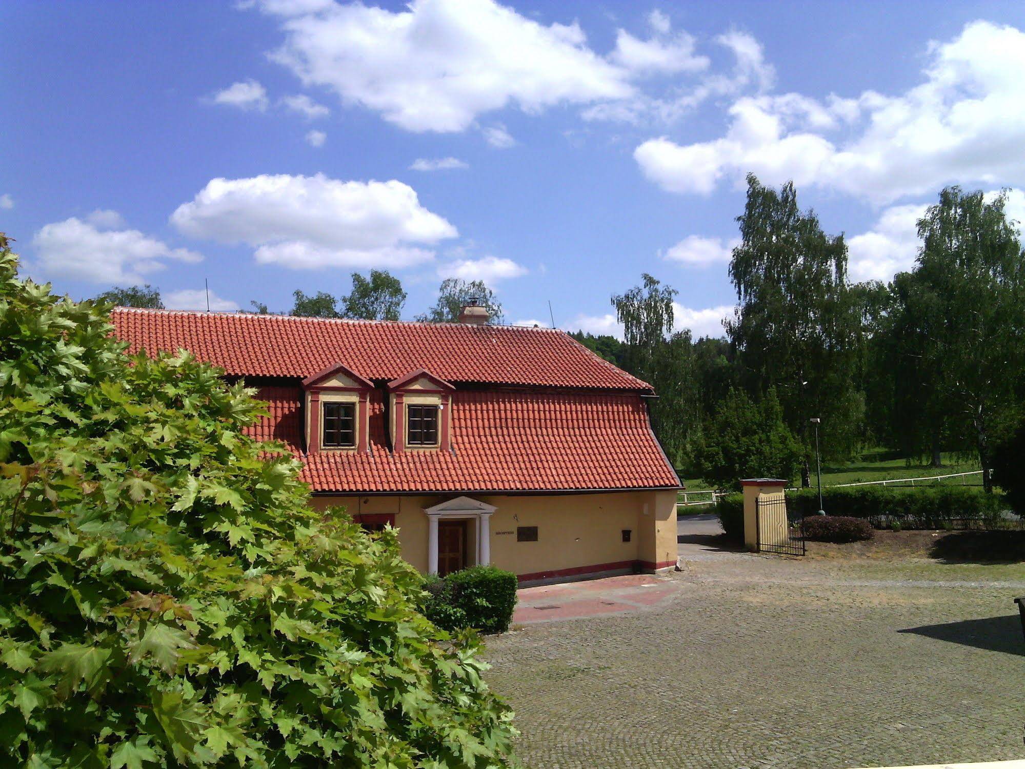 Dvur Pecinov