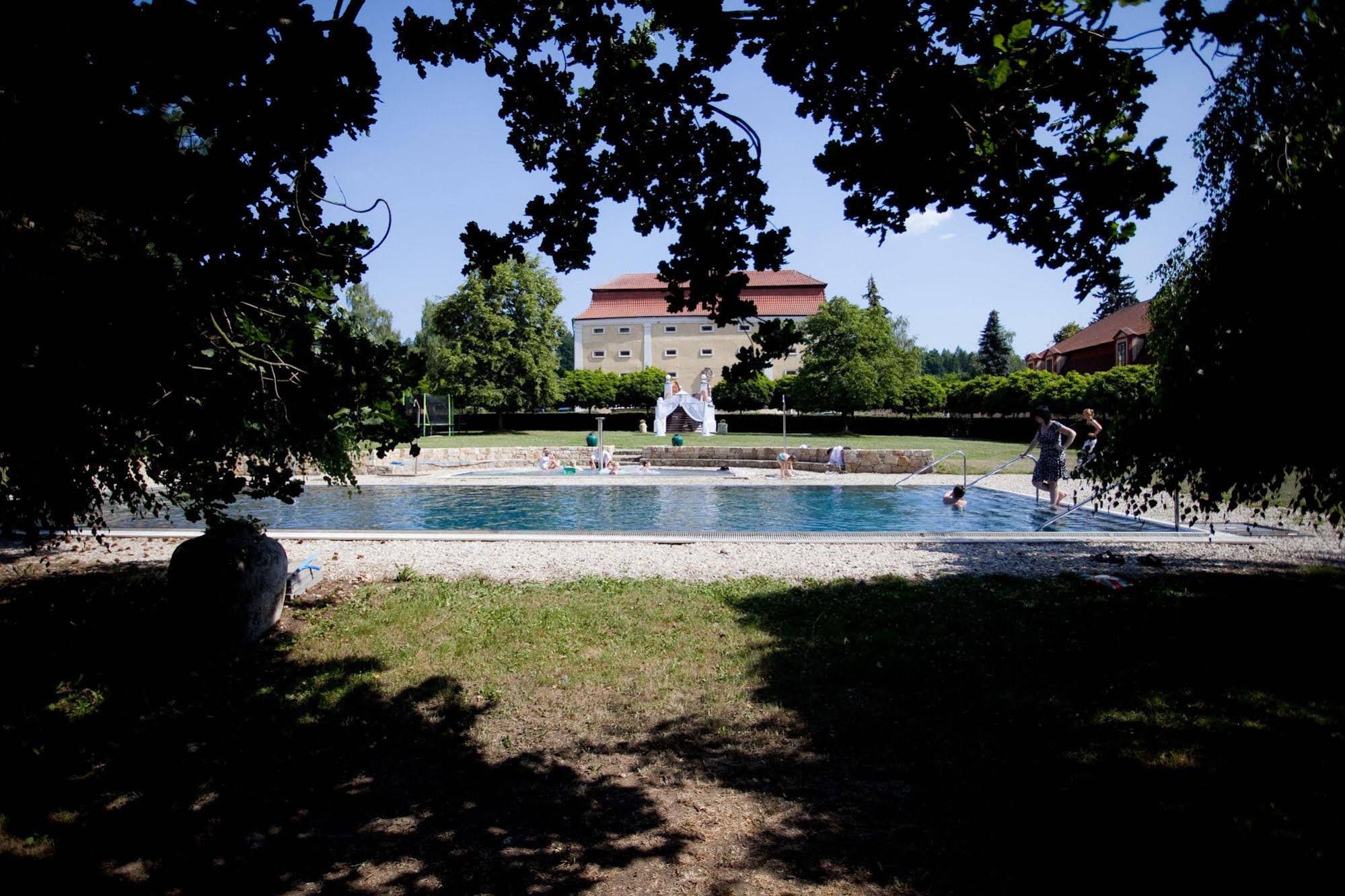 Dvur Pecinov