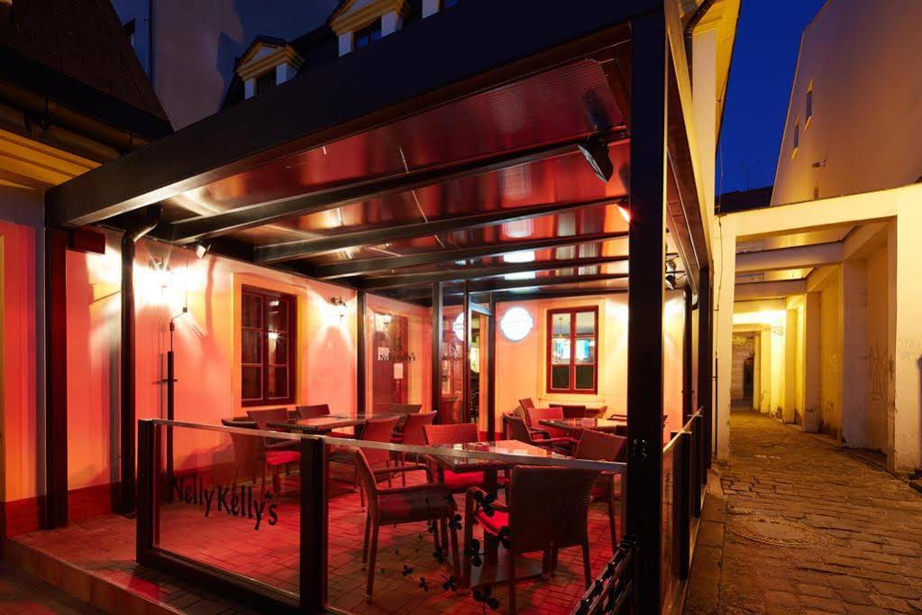 Nelly Kelly's Hotel